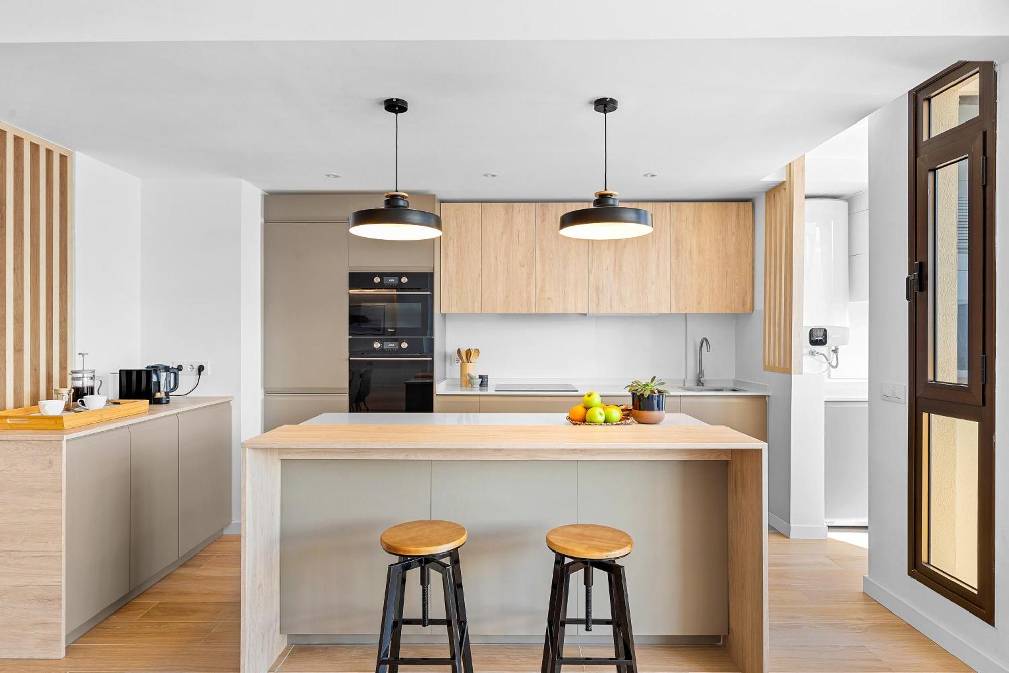Stylish With Stunning Views & Parking * Radazul