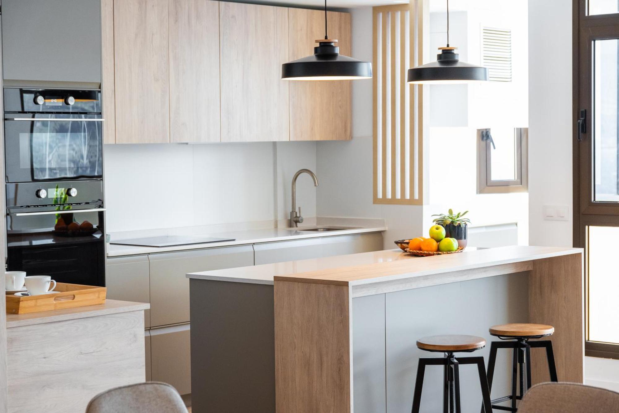 Stylish With Stunning Views & Parking Radazul