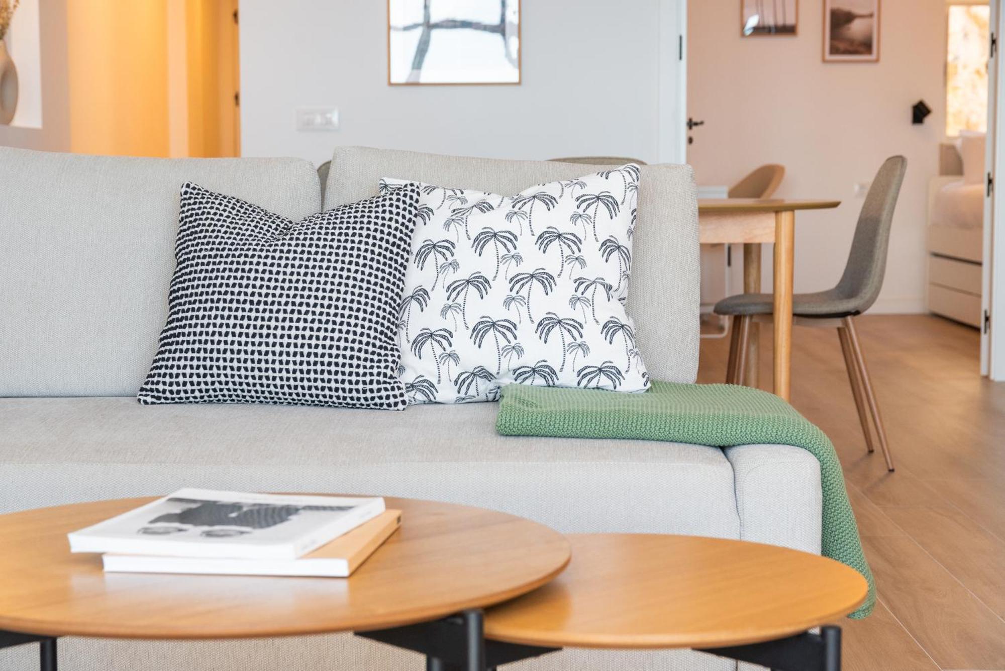 Stylish With Stunning Views & Parking