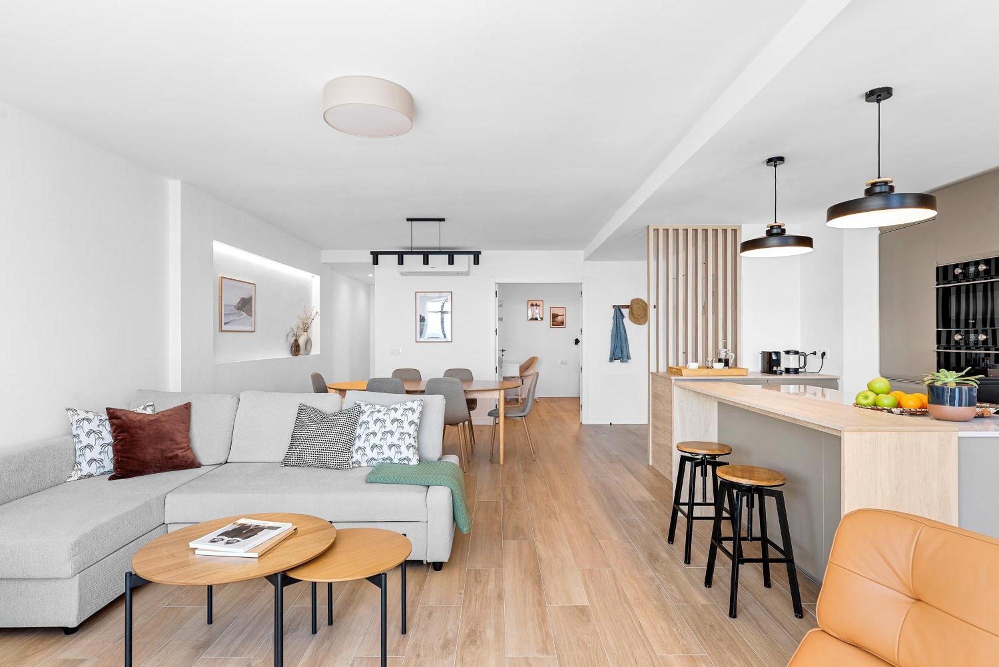 Stylish With Stunning Views & Parking Apartamento