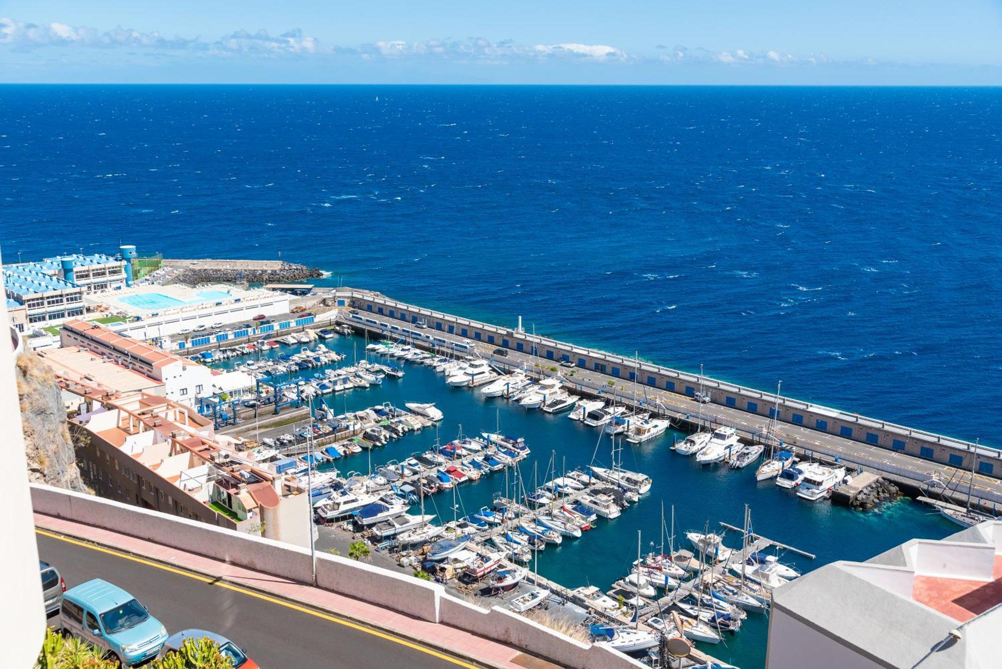 Stylish With Stunning Views & Parking *