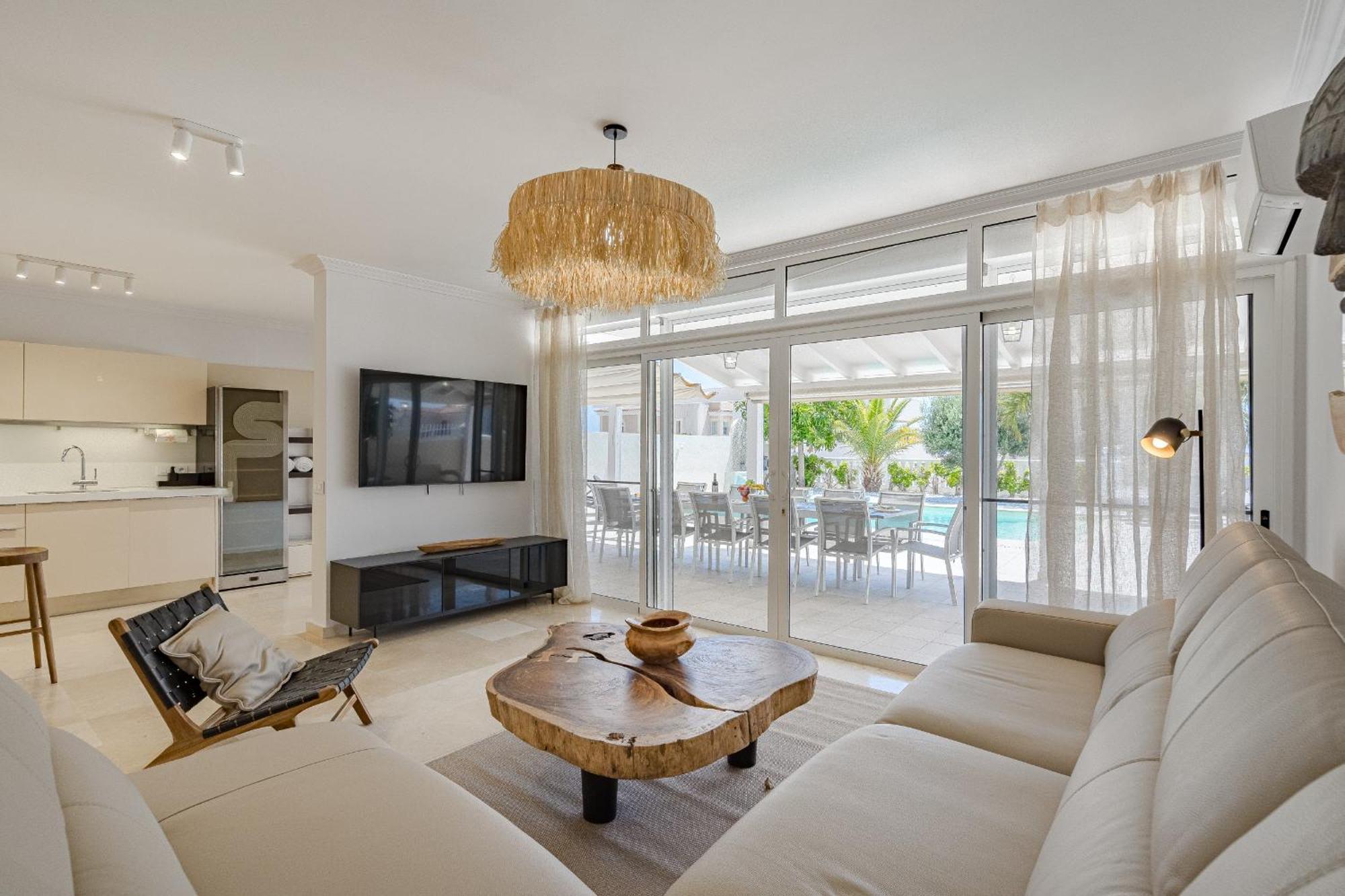 Sabina - 6 Bedroom House *