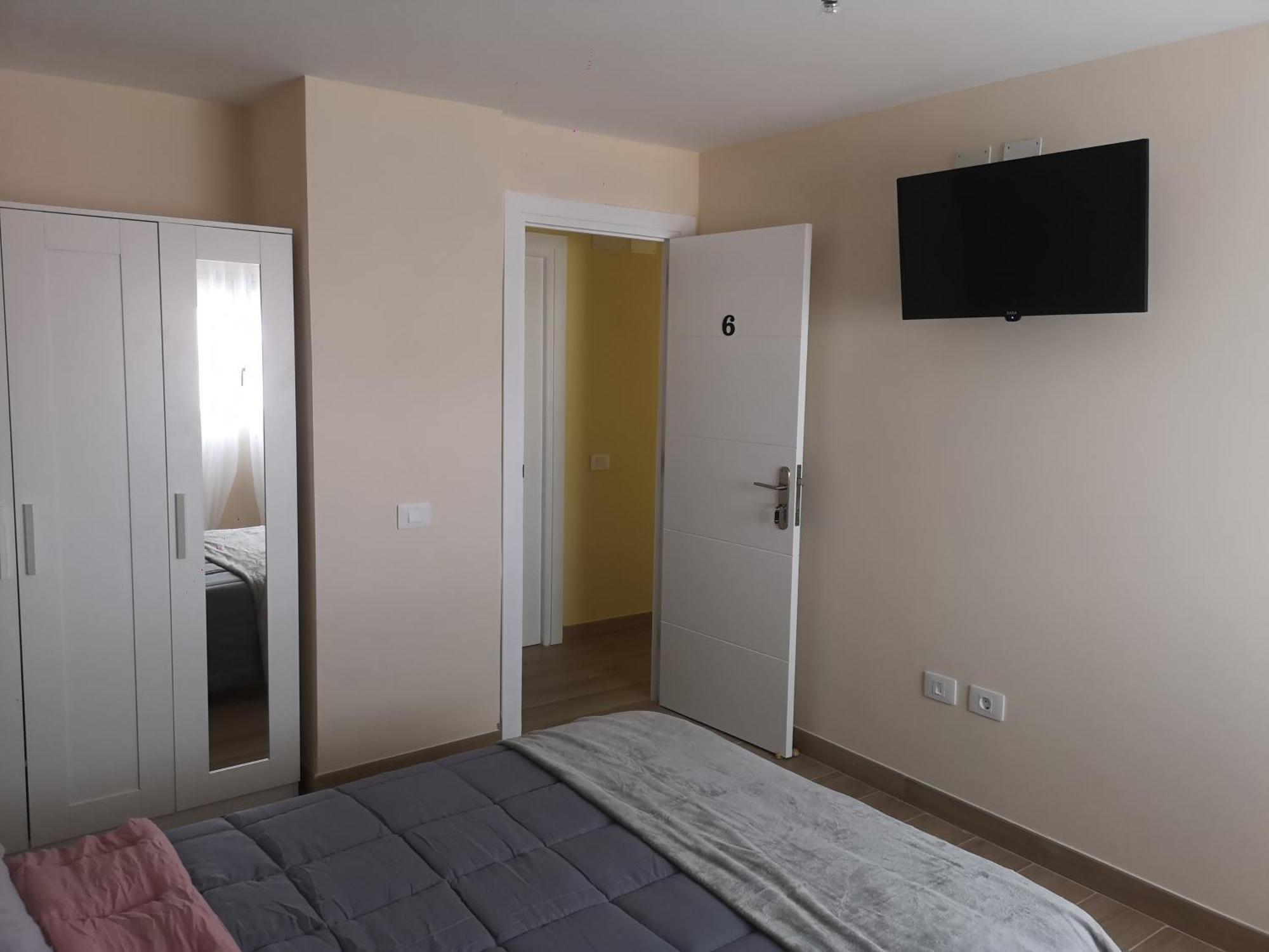 Mari En La Laguna, Alquiler Privada En Hostal, 6 Cerca De La Universidad Y Aeropuerto Norte, 3 Banos Compartidos La Laguna (Tenerife)