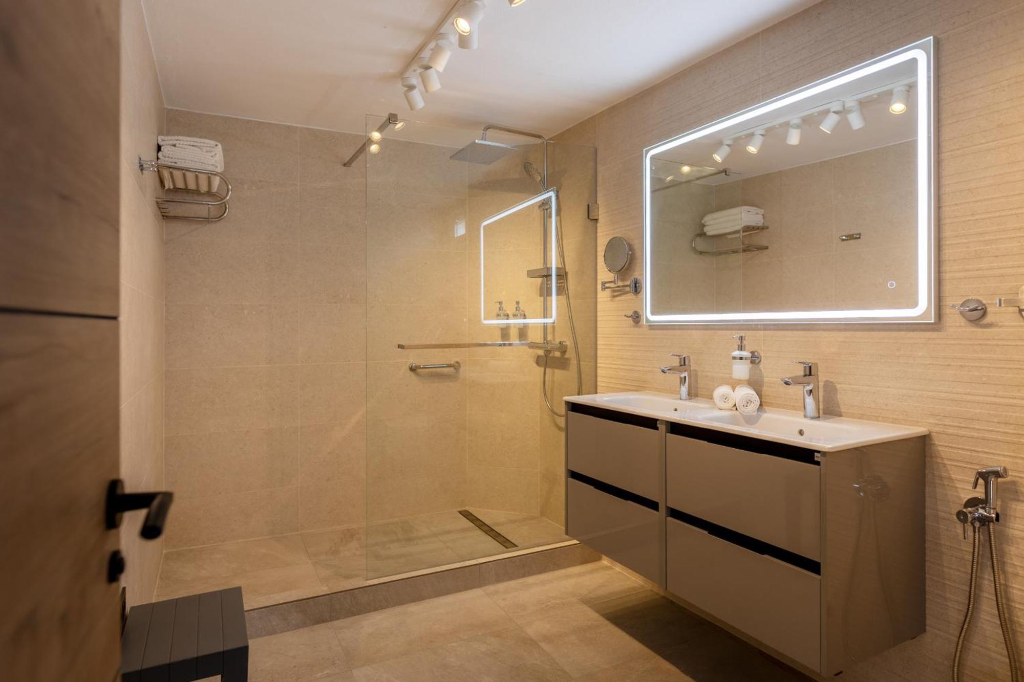 Elegant, Comfortable Penthouse With Scenic Views *