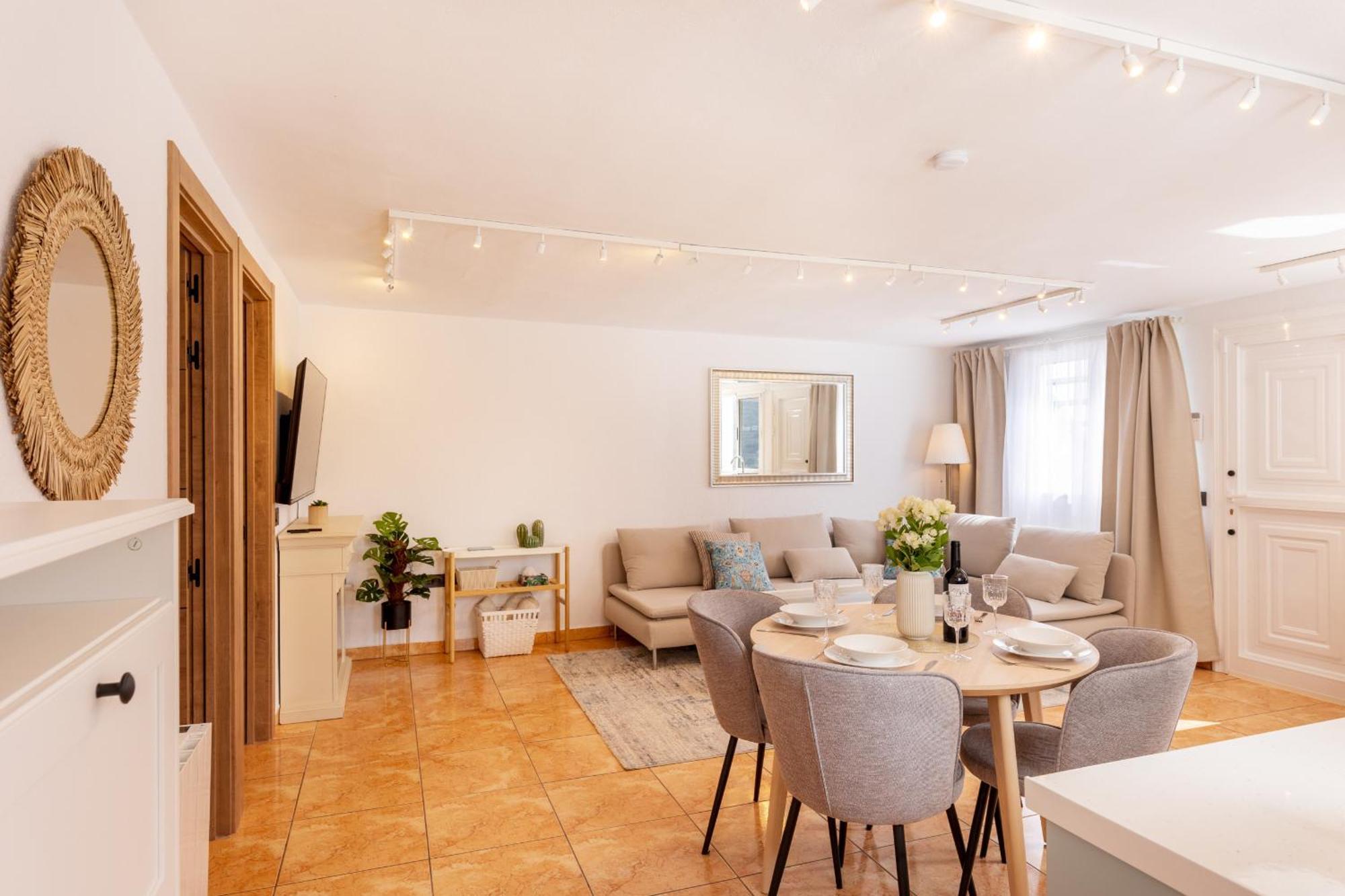 Elegant, Comfortable Penthouse With Scenic Views Appartement *