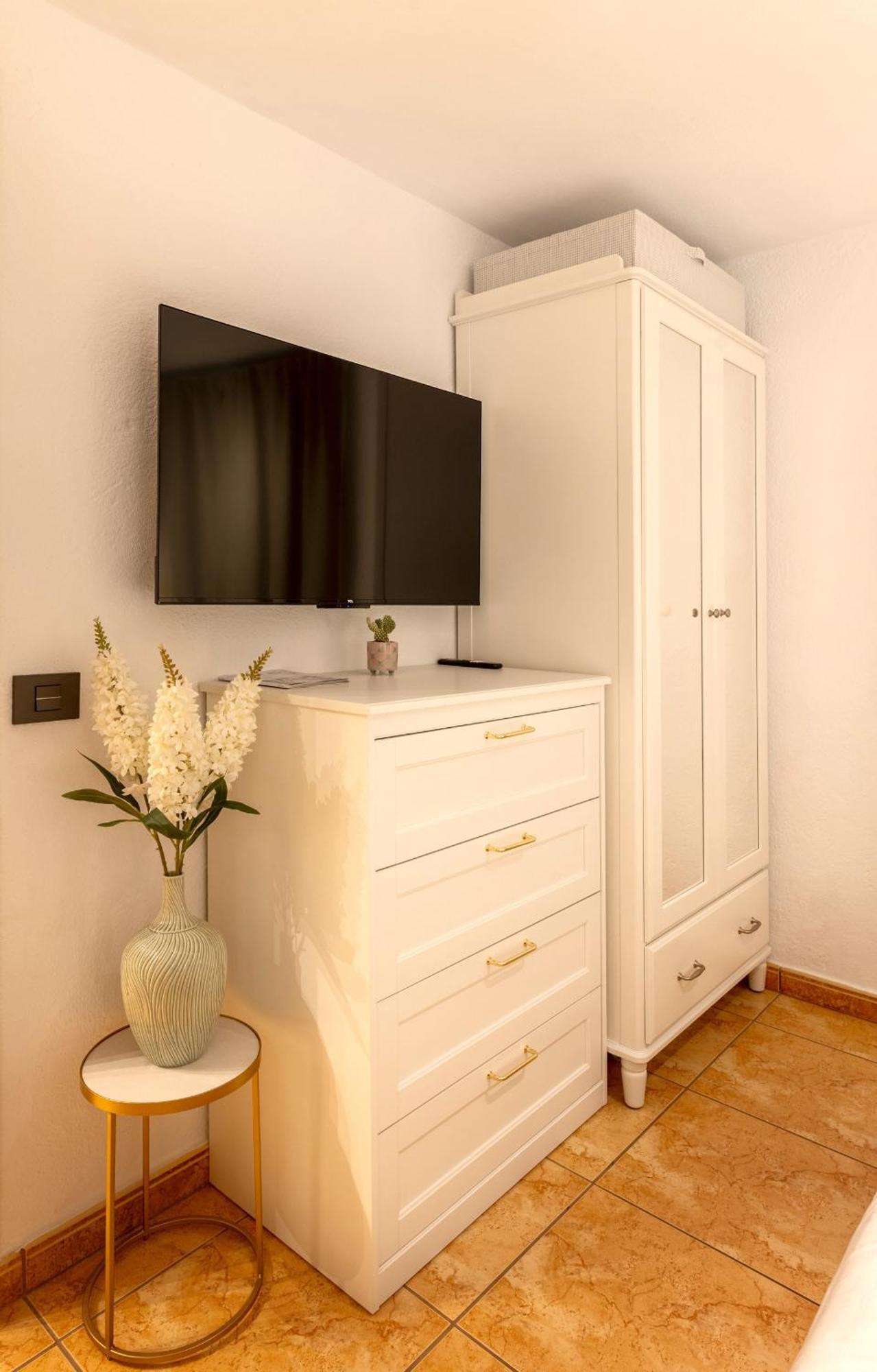 Elegant, Comfortable Penthouse With Scenic Views *