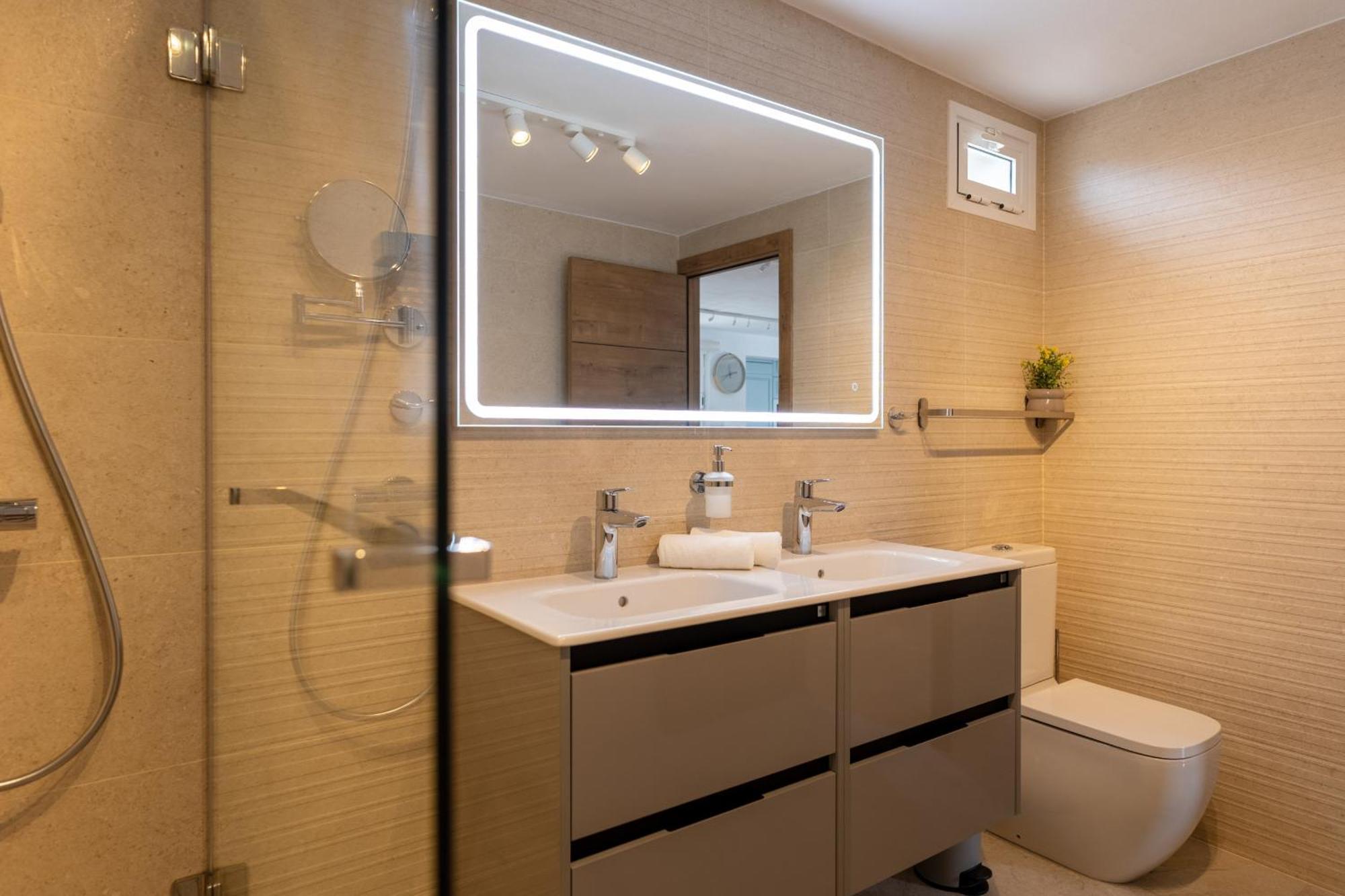 Elegant, Comfortable Penthouse With Scenic Views *