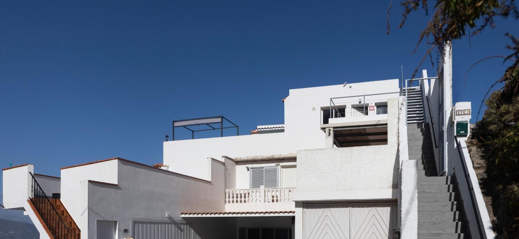 Elegant, Comfortable Penthouse With Scenic Views *
