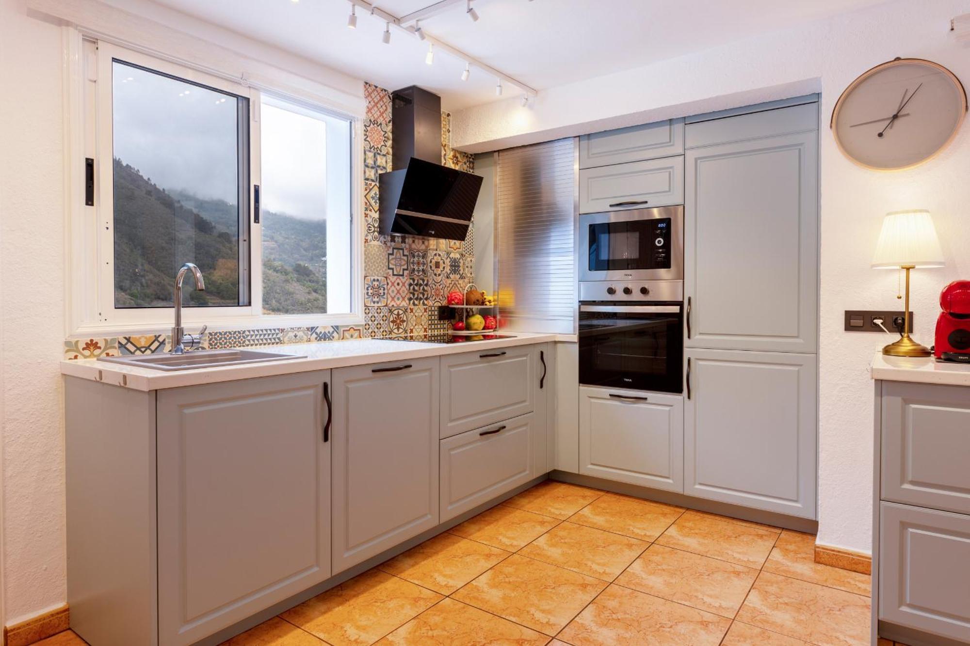 Elegant, Comfortable Penthouse With Scenic Views *