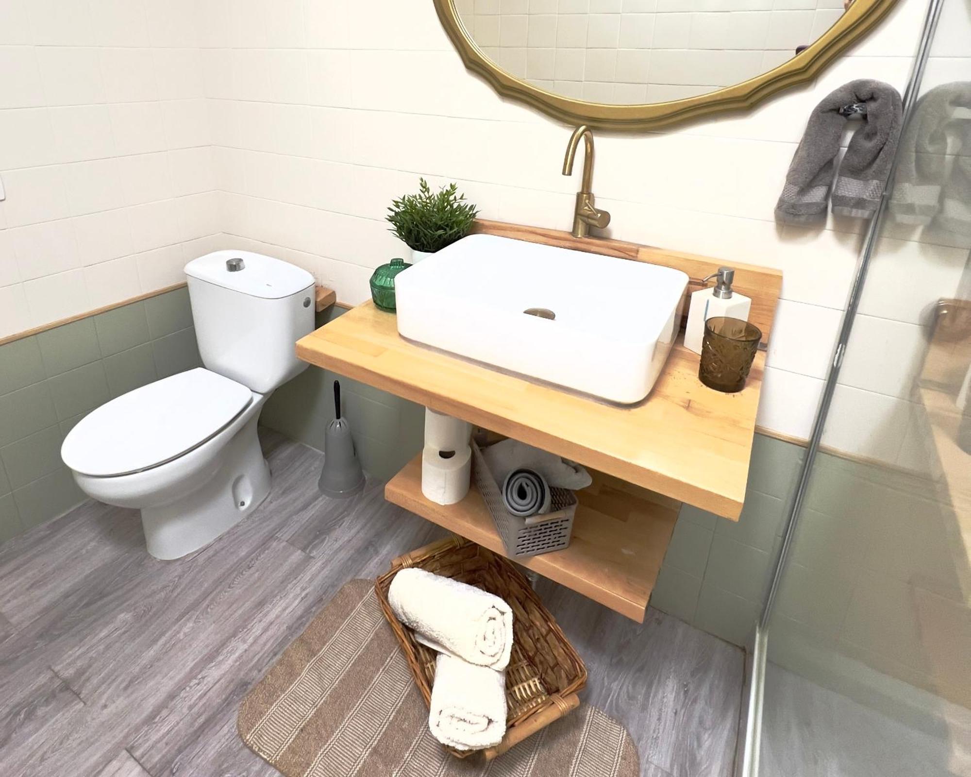 Alcamar Privada Con Areas De Sala, Cocina Y Bano Que Se Comparten Cerca Al Mar! *