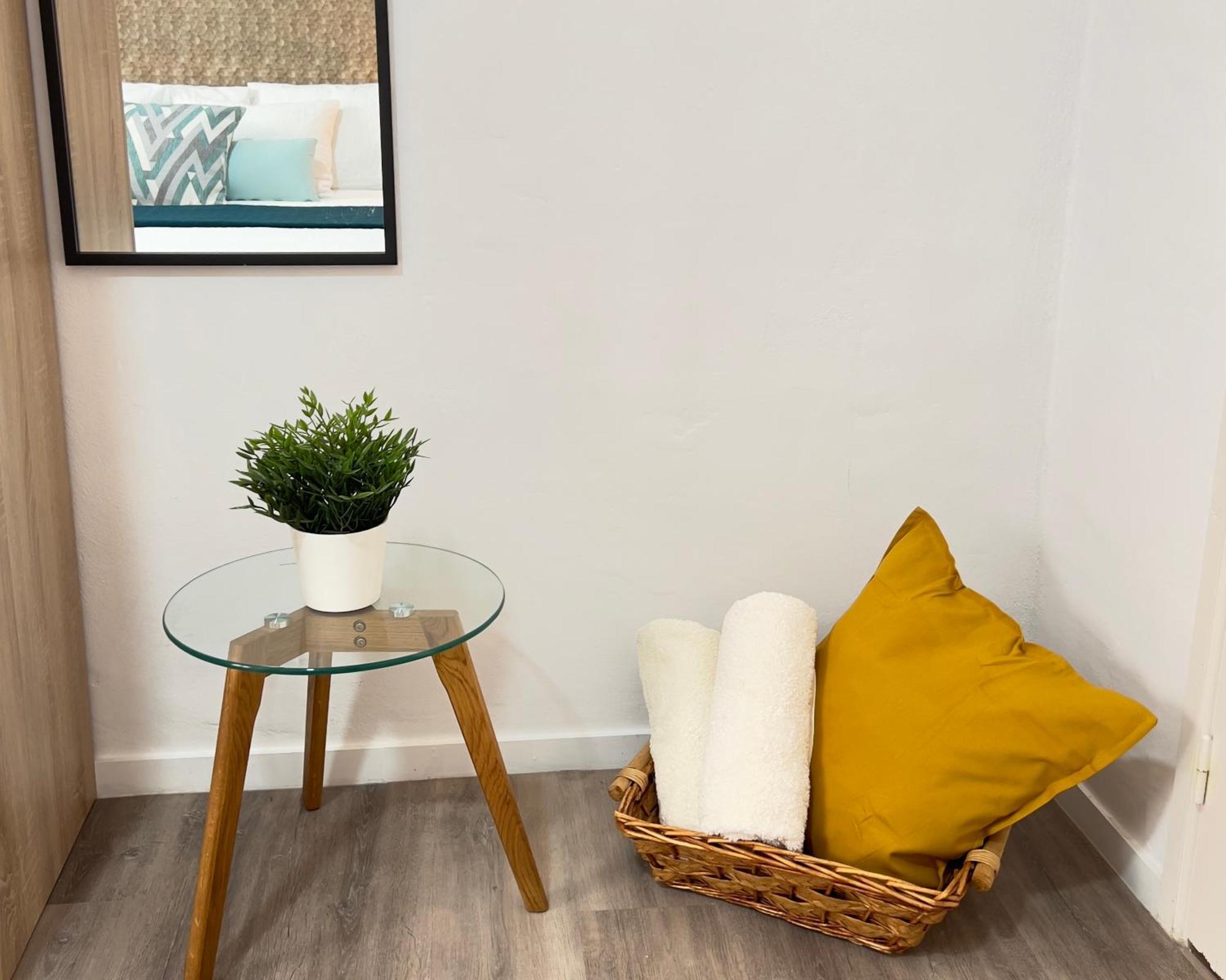 Alcamar Privada Con Areas De Sala, Cocina Y Bano Que Se Comparten Cerca Al Mar! *