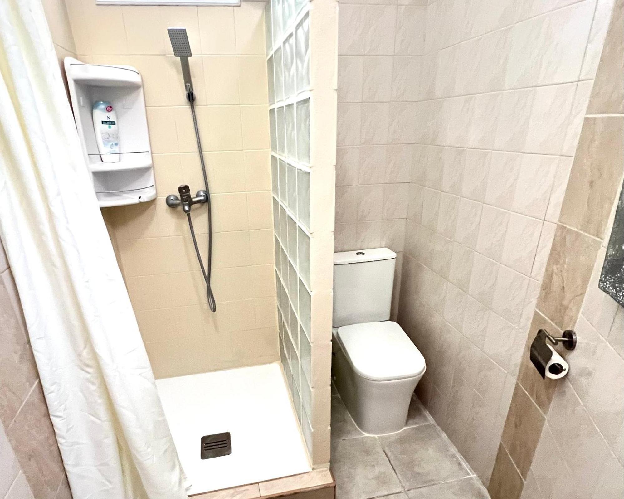 Alcamar Privada Con Areas De Sala, Cocina Y Bano Que Se Comparten Cerca Al Mar! Séjour chez l'habitant Alcalá la Real