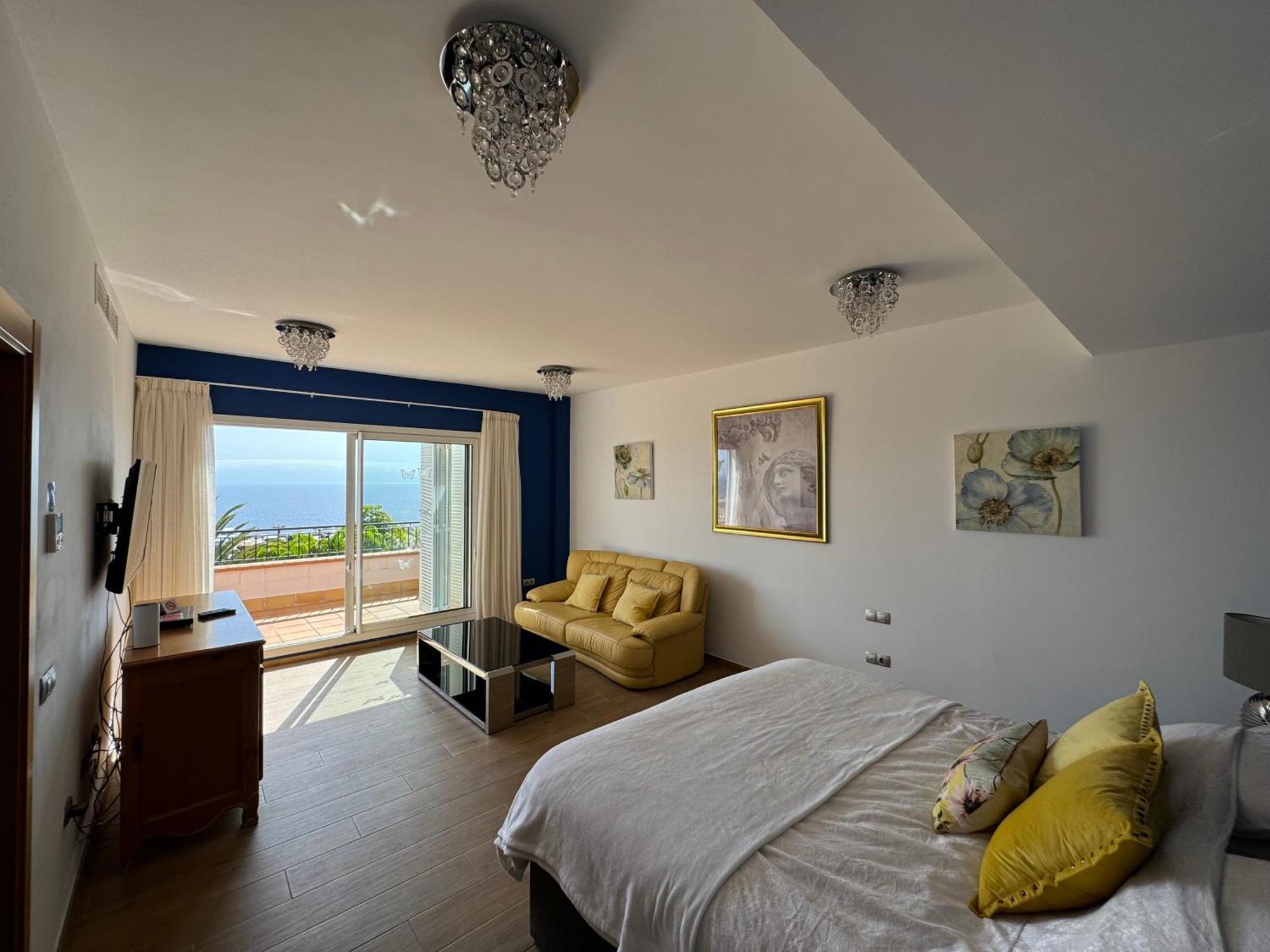 Puerto Santiago: Luxury 5-bedroom With Pool And Disabled Access Villa Puerto de Santiago (Tenerife)