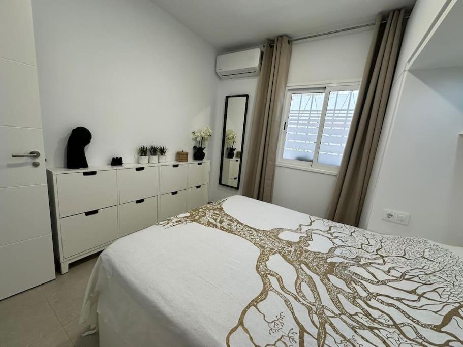 New Renovated With Beautiful View On Cliffs And Sea Apartment *