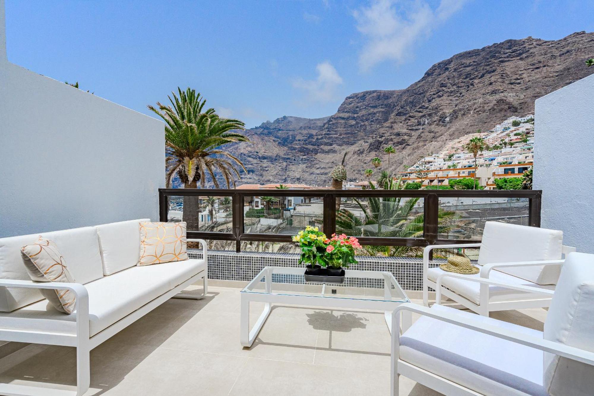 Amazing Ocean And Mountains View Acantilado de los Gigantes