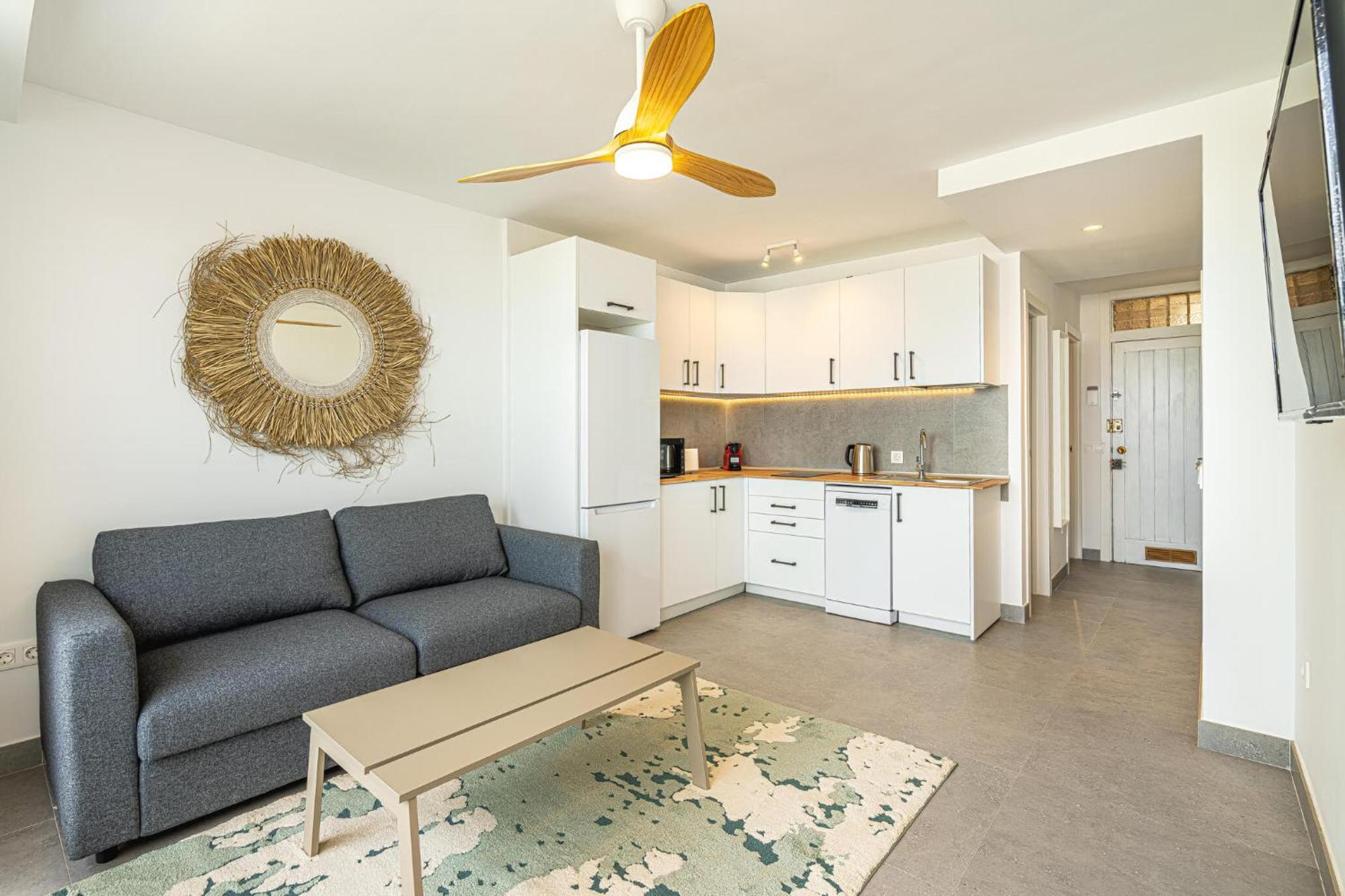 Modern Renovated With Terrace In Playa De Americas
