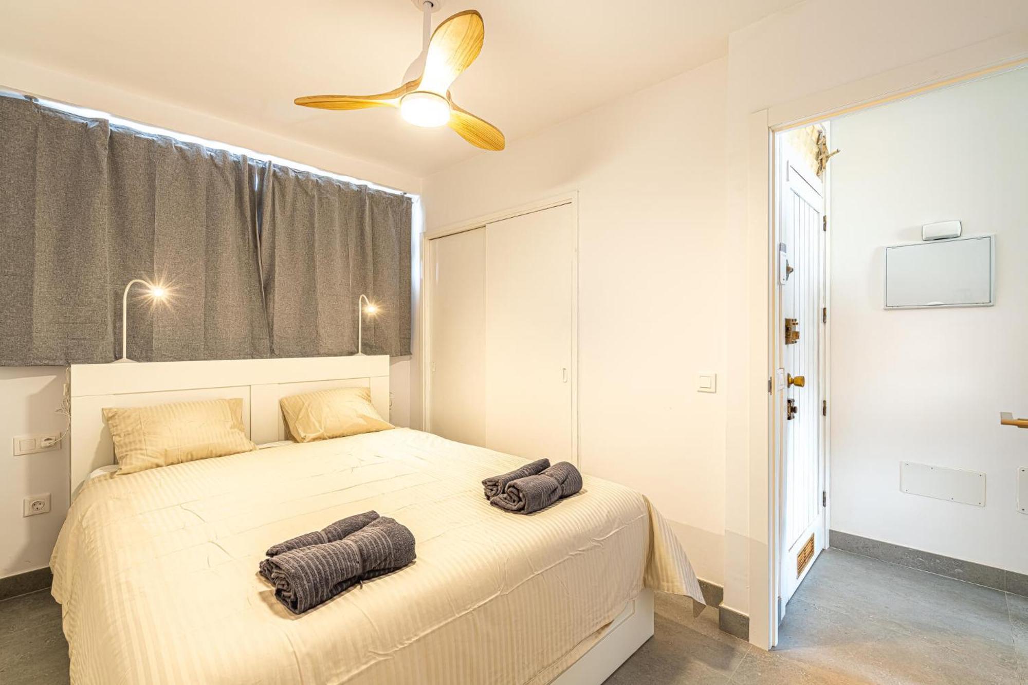 Modern Renovated With Terrace In Playa De Americas