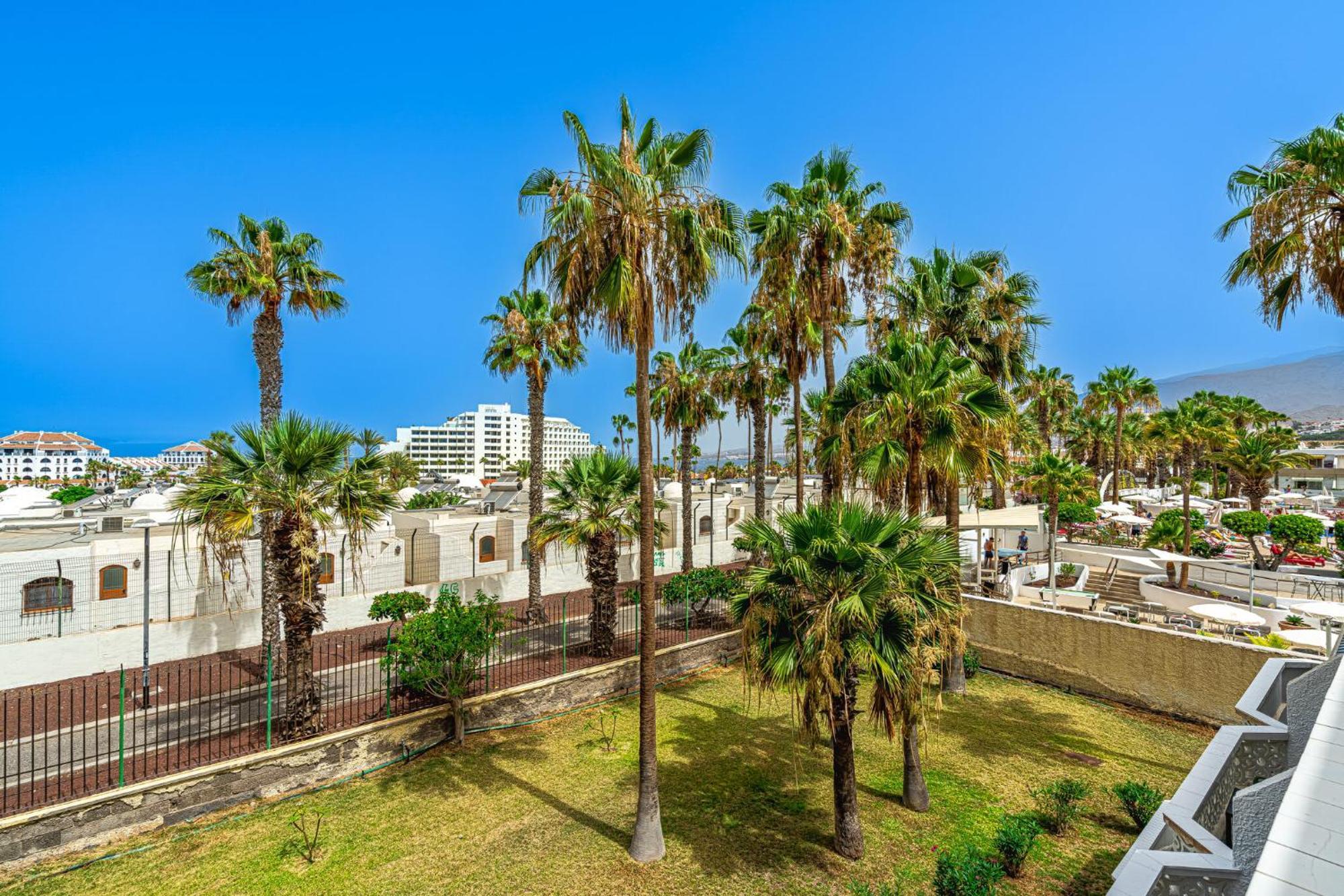 Modern Renovated With Terrace In Playa De Americas Apartment *