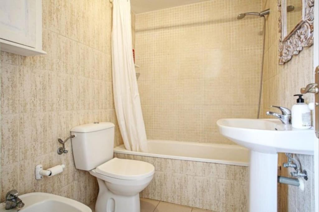 Apartamento Cozy Near The Sea With Private Parking