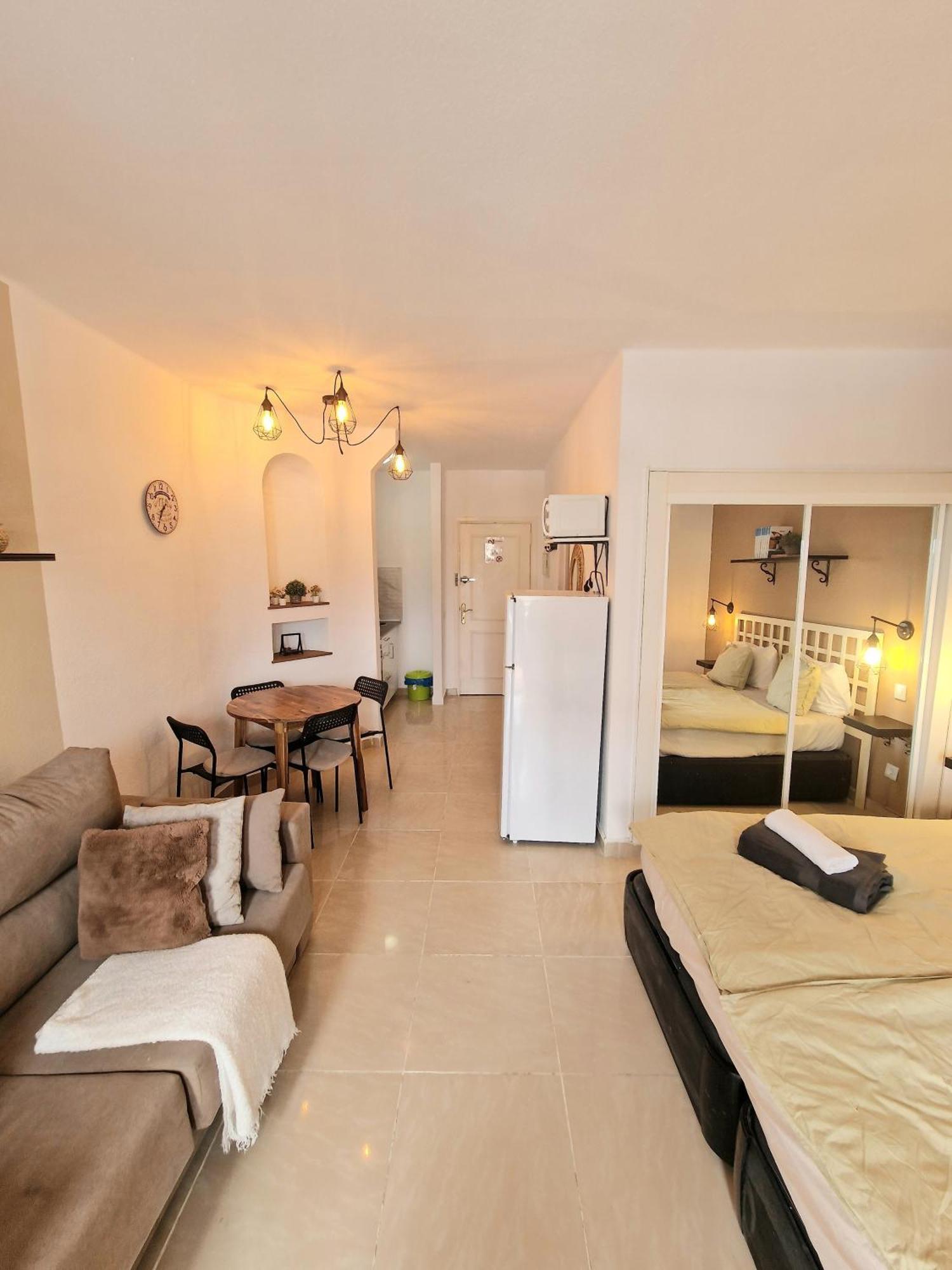 Stylish With King-size Bed And Ocean View, Paraiso 209 Holiday home