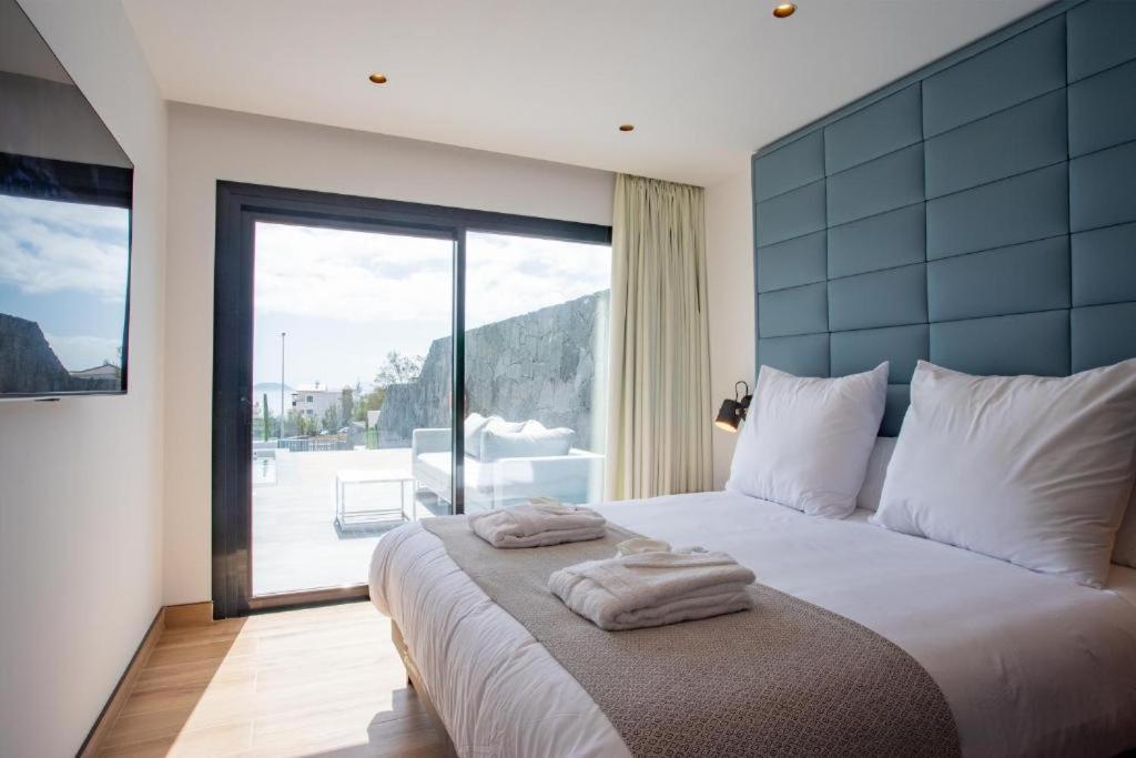 7 Bedroom - By Apricus Holidays Villa *