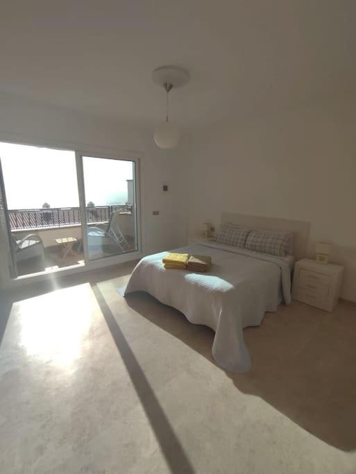 Apartamento Luxury Townhouse In Puerto De Santiago, With Wifi, Ac, Pool