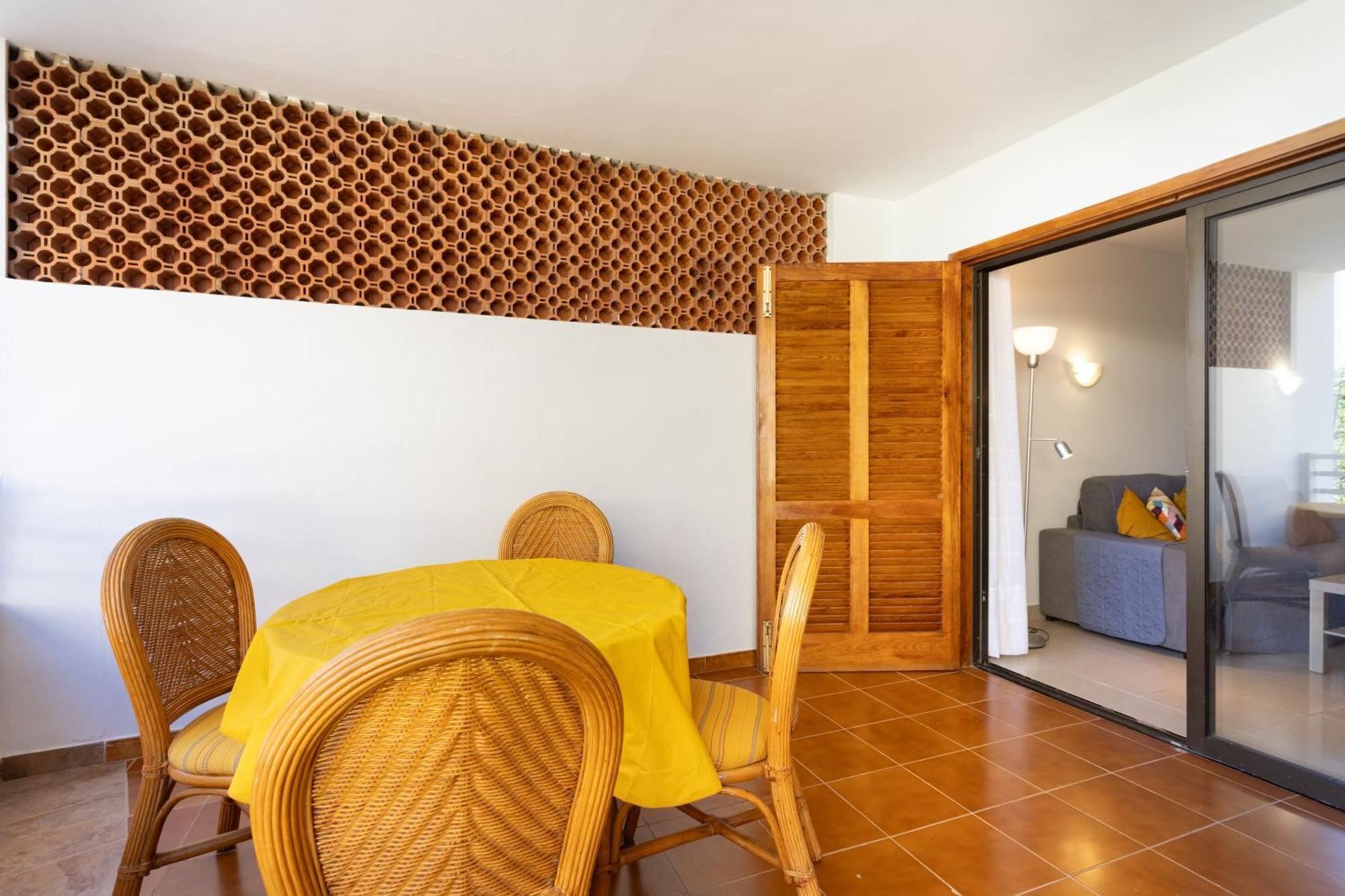 Apartment Home2book Serene & Pool, Escape