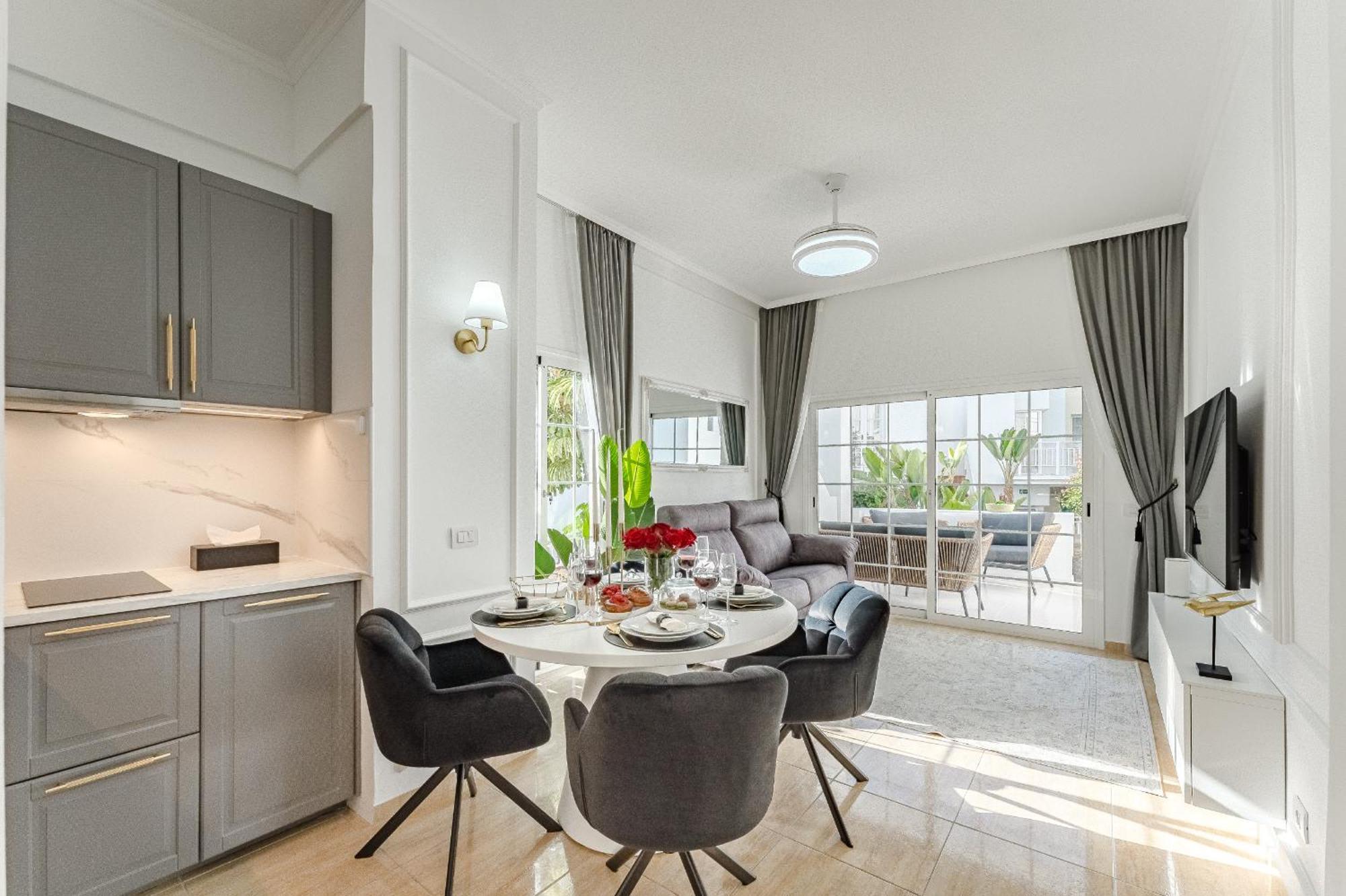 Luxury In With 3 Pools One Is Heated 1 Bedroom And 2 Beds Apartment
