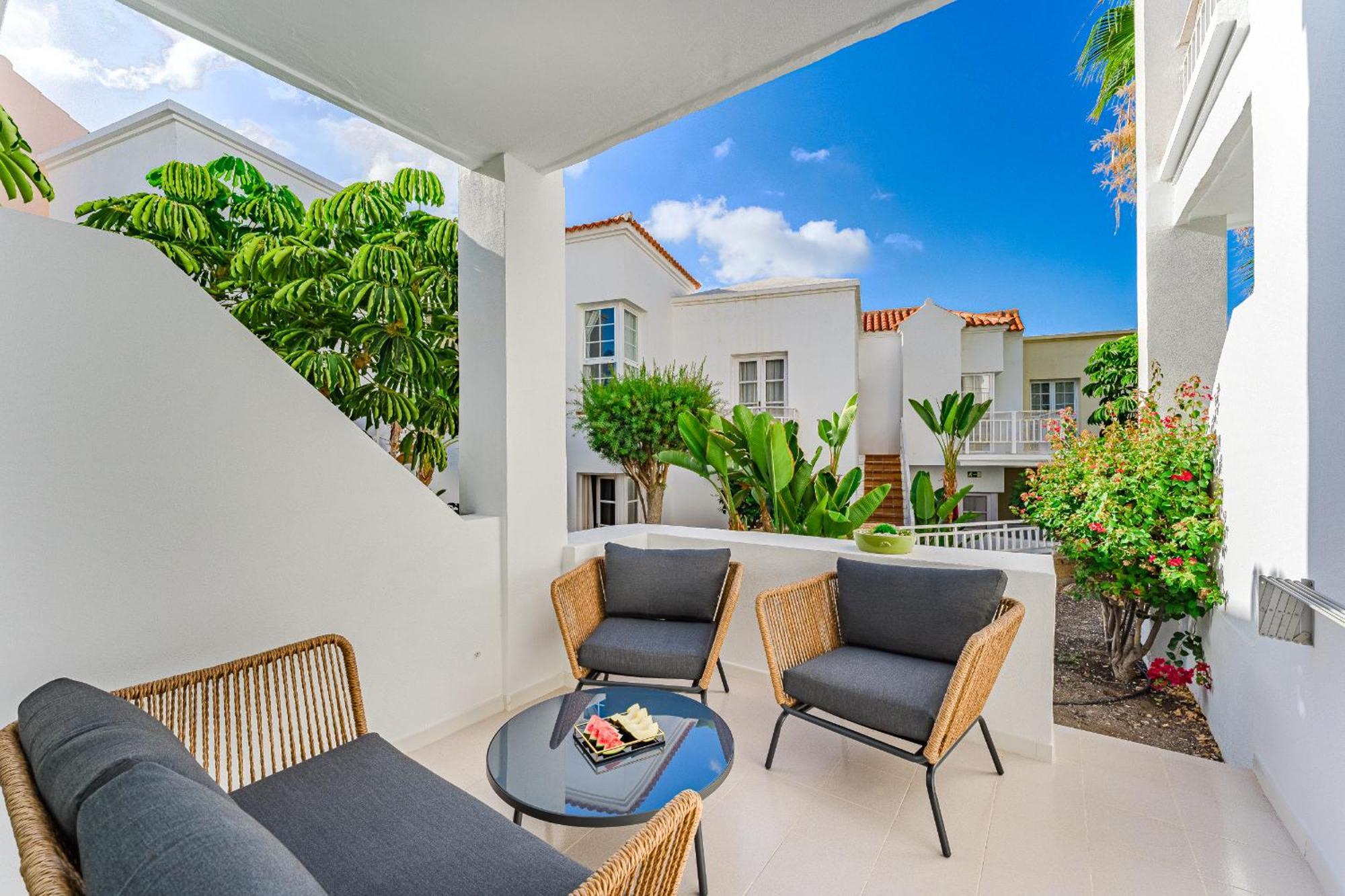 Luxury In With 3 Pools One Is Heated 1 Bedroom And 2 Beds Apartment *