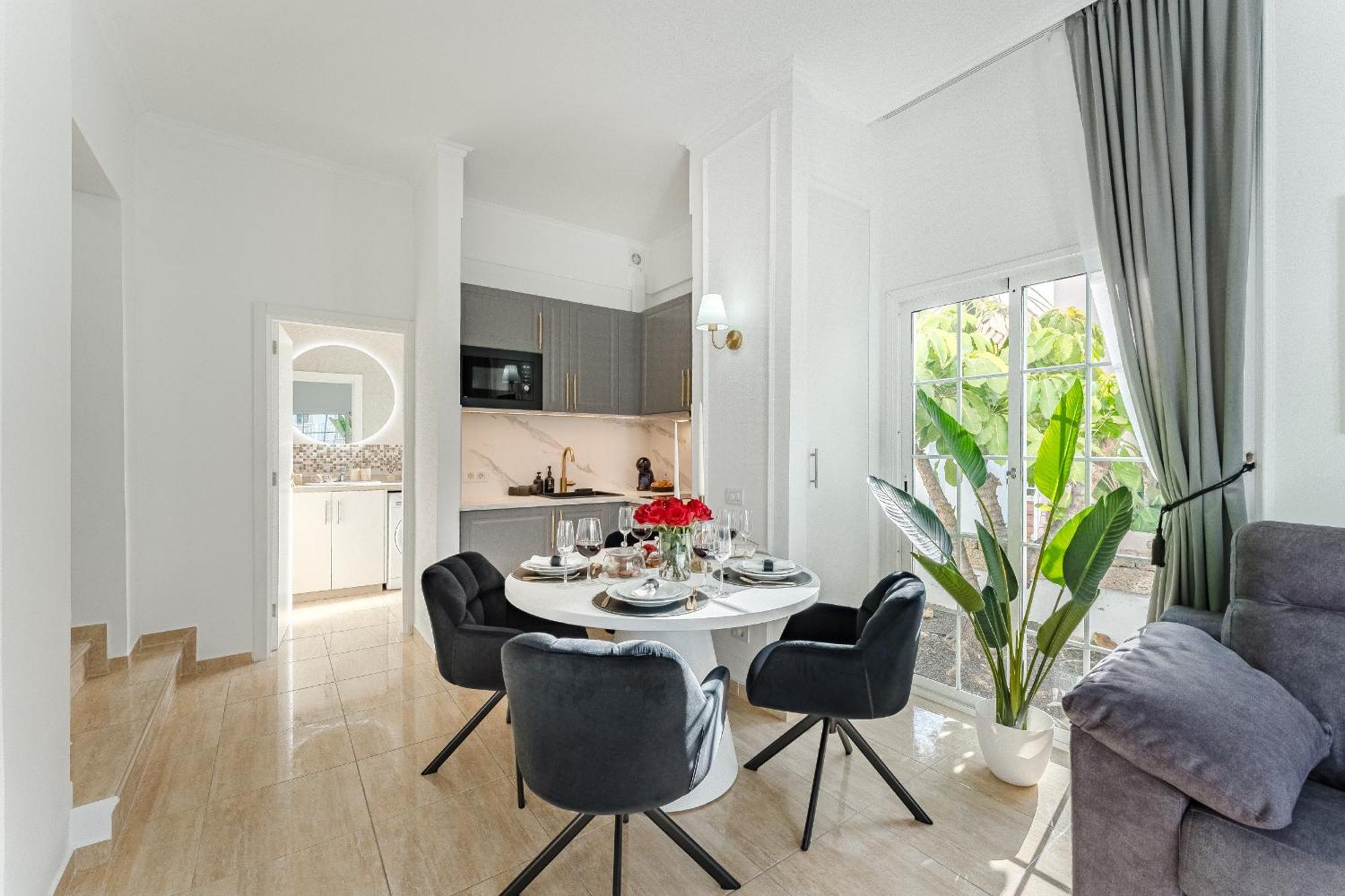 Apartment Luxury In With 3 Pools One Is Heated 1 Bedroom And 2 Beds *