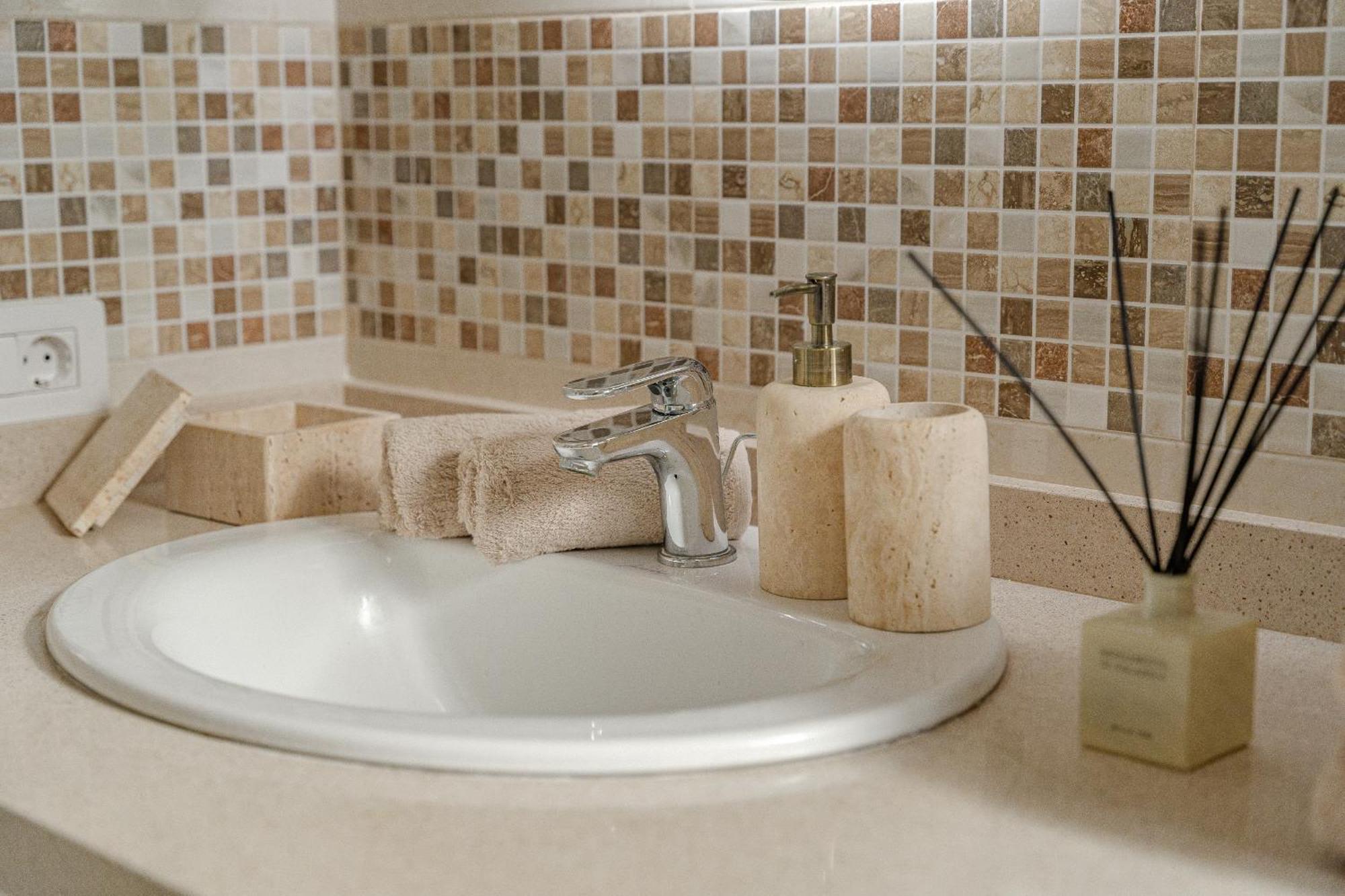 Luxury In With 3 Pools One Is Heated 1 Bedroom And 2 Beds Apartment
