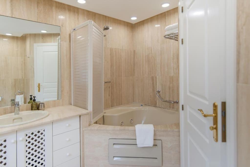 19 Duquesa Del Duque 3 Bedrooms *