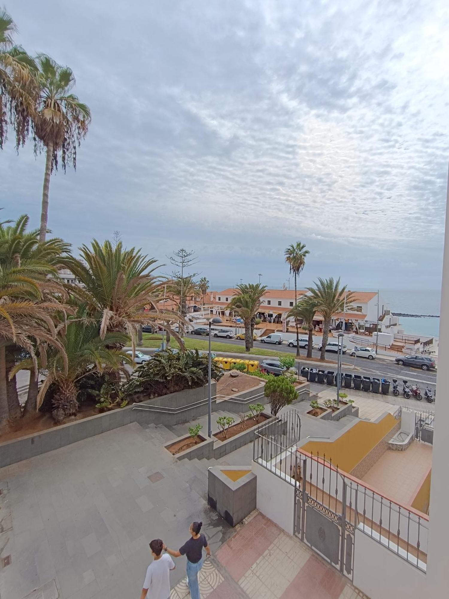 Zola Sea View Apartment, Vistas Los Cristianos (Tenerife)
