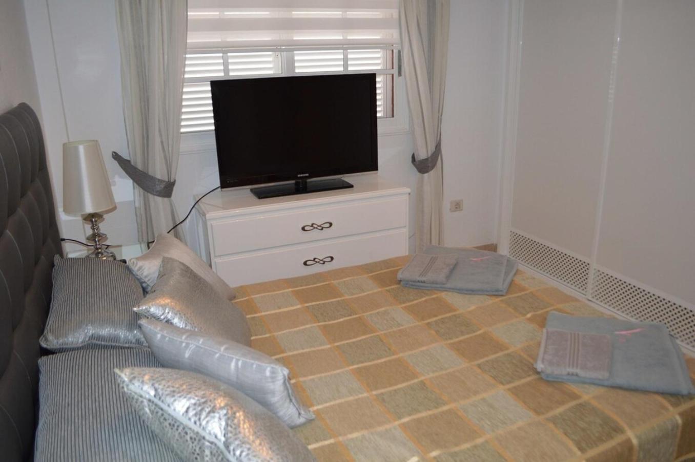 Lovely 2 Bed In Cristianos K204 *