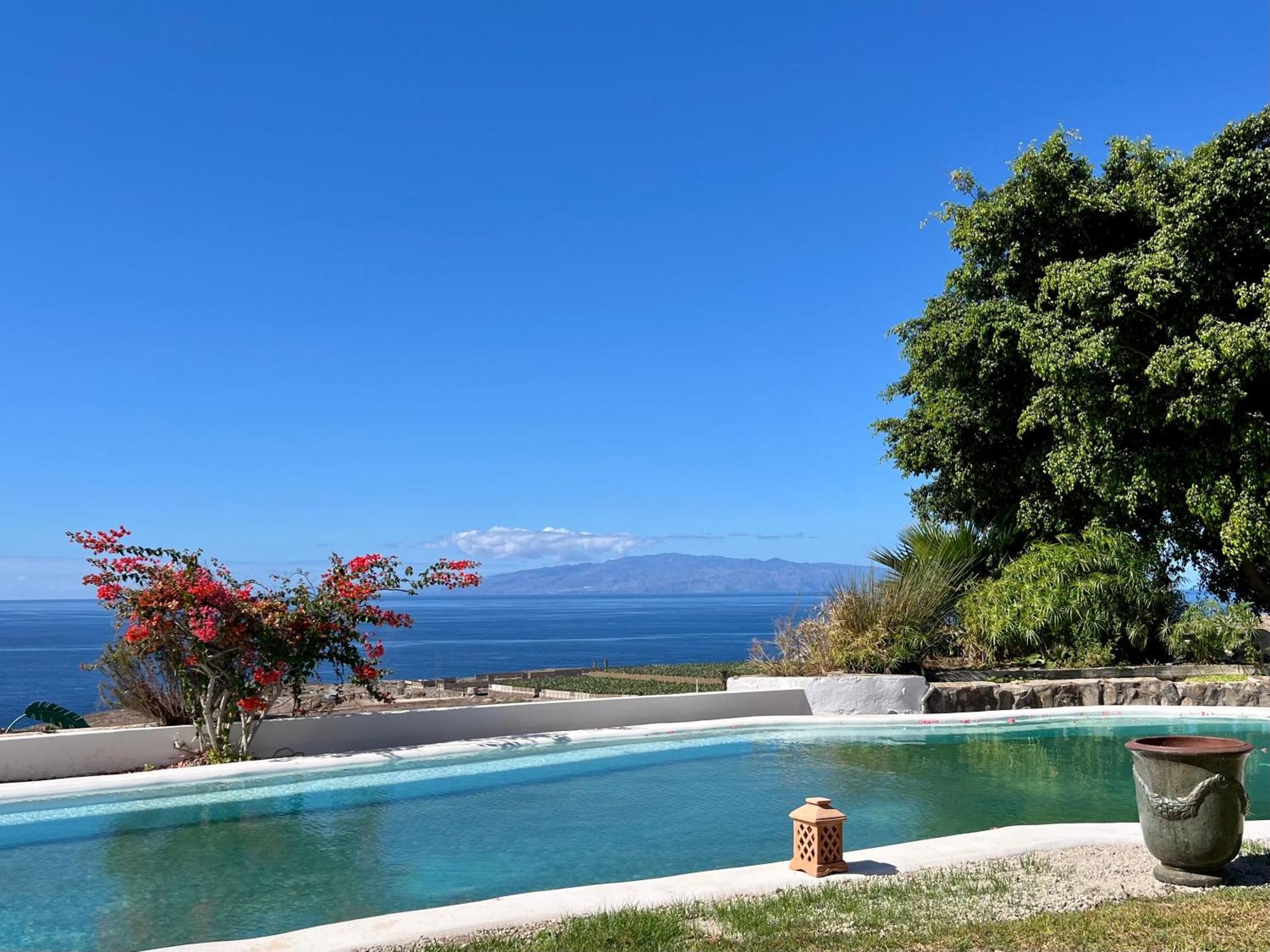Villa Spacious, Well Appointed, In A Wonderful Raised Location And Stunning Sea Views