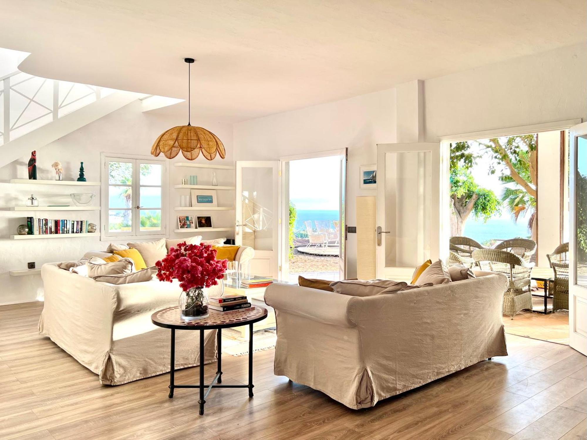 Spacious, Well Appointed, In A Wonderful Raised Location And Stunning Sea Views Villa Costa Adeje (Tenerife)