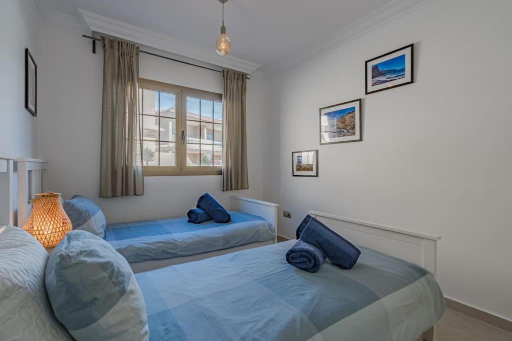 Apartamento Seaside With Spacious Terrace, Pool, And Wi-fi