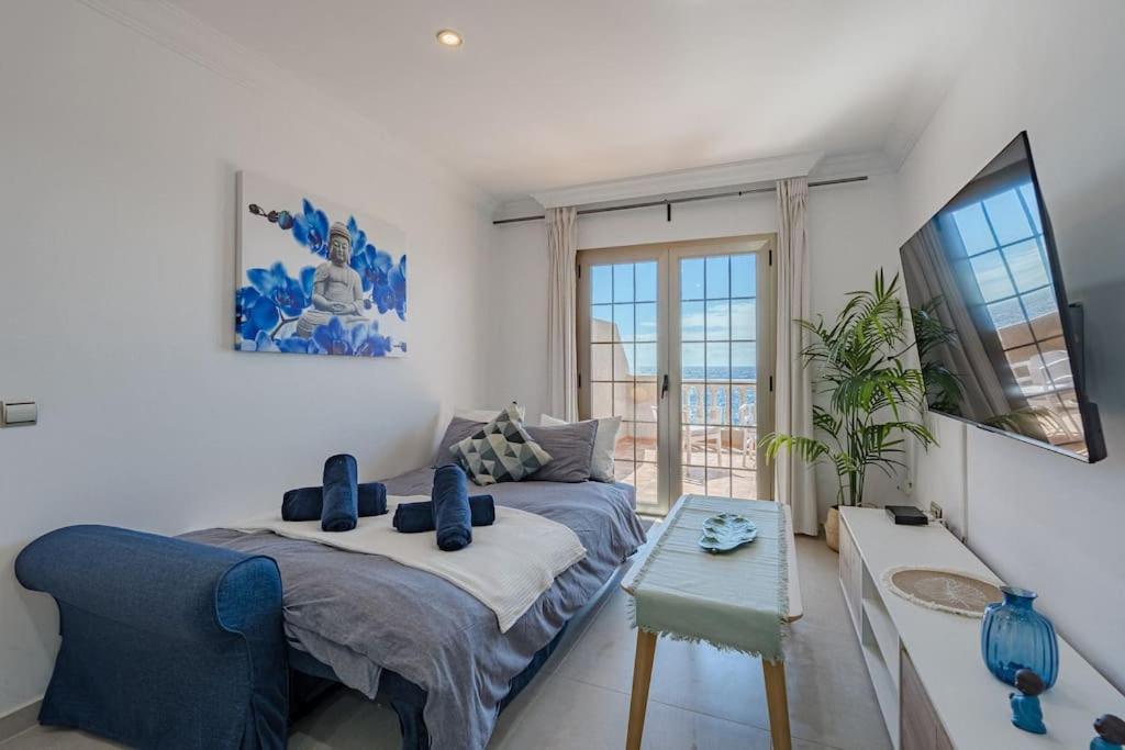 Apartamento Seaside With Spacious Terrace, Pool, And Wi-fi *