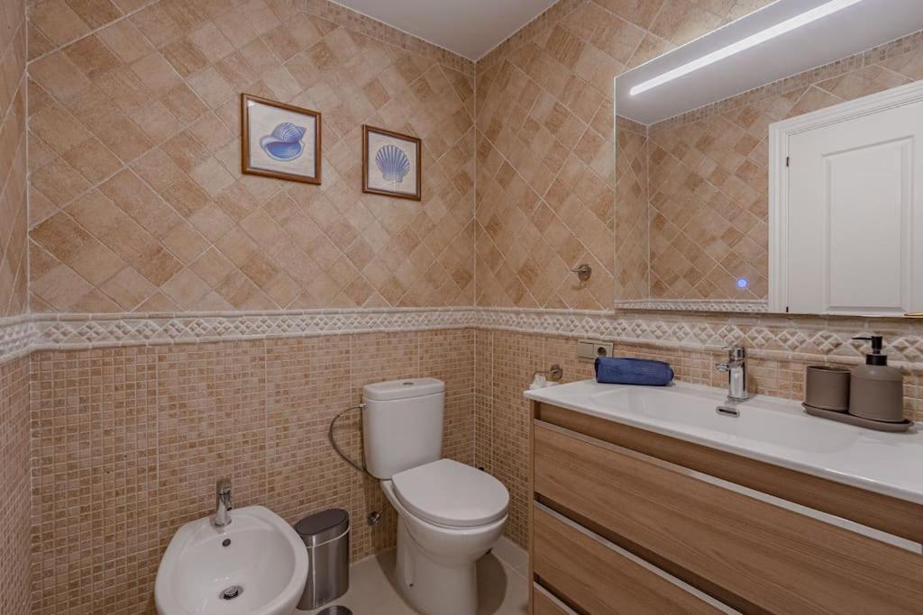 Apartamento Seaside With Spacious Terrace, Pool, And Wi-fi