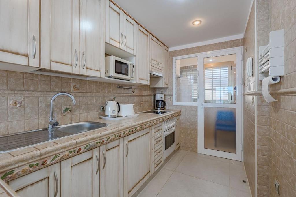 Apartamento Seaside With Spacious Terrace, Pool, And Wi-fi