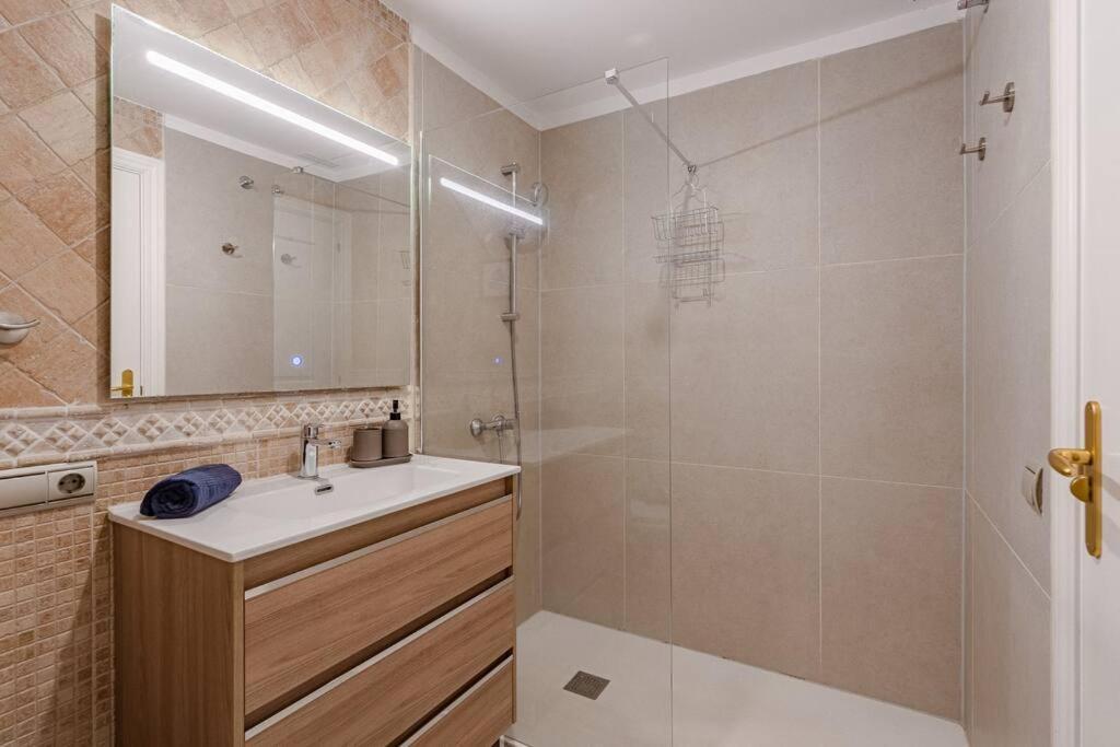 Apartamento Seaside With Spacious Terrace, Pool, And Wi-fi *