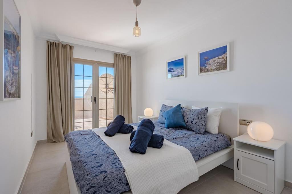 Apartamento Seaside With Spacious Terrace, Pool, And Wi-fi
