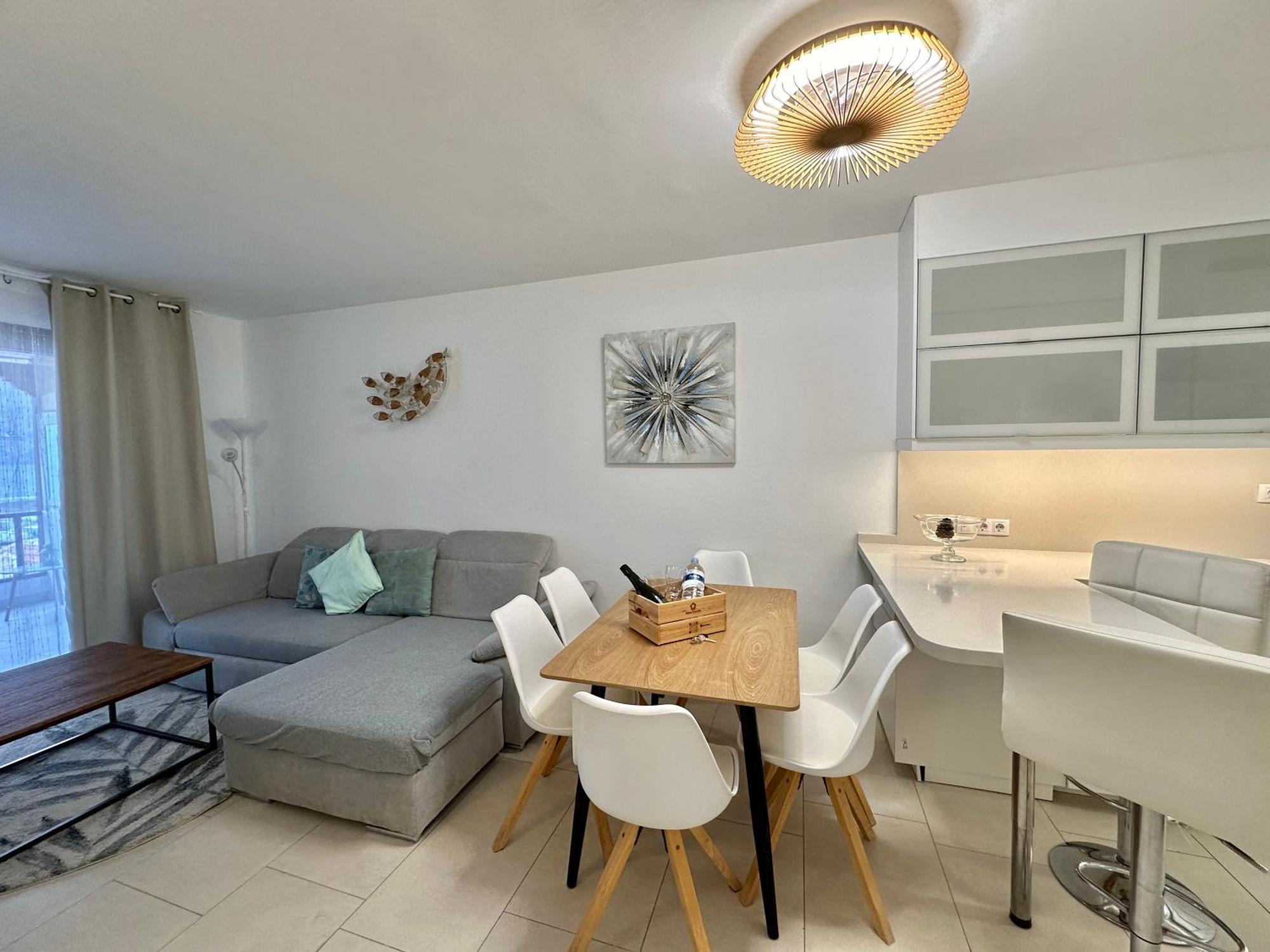 Capitain Jane's Beachside Haven Apartment