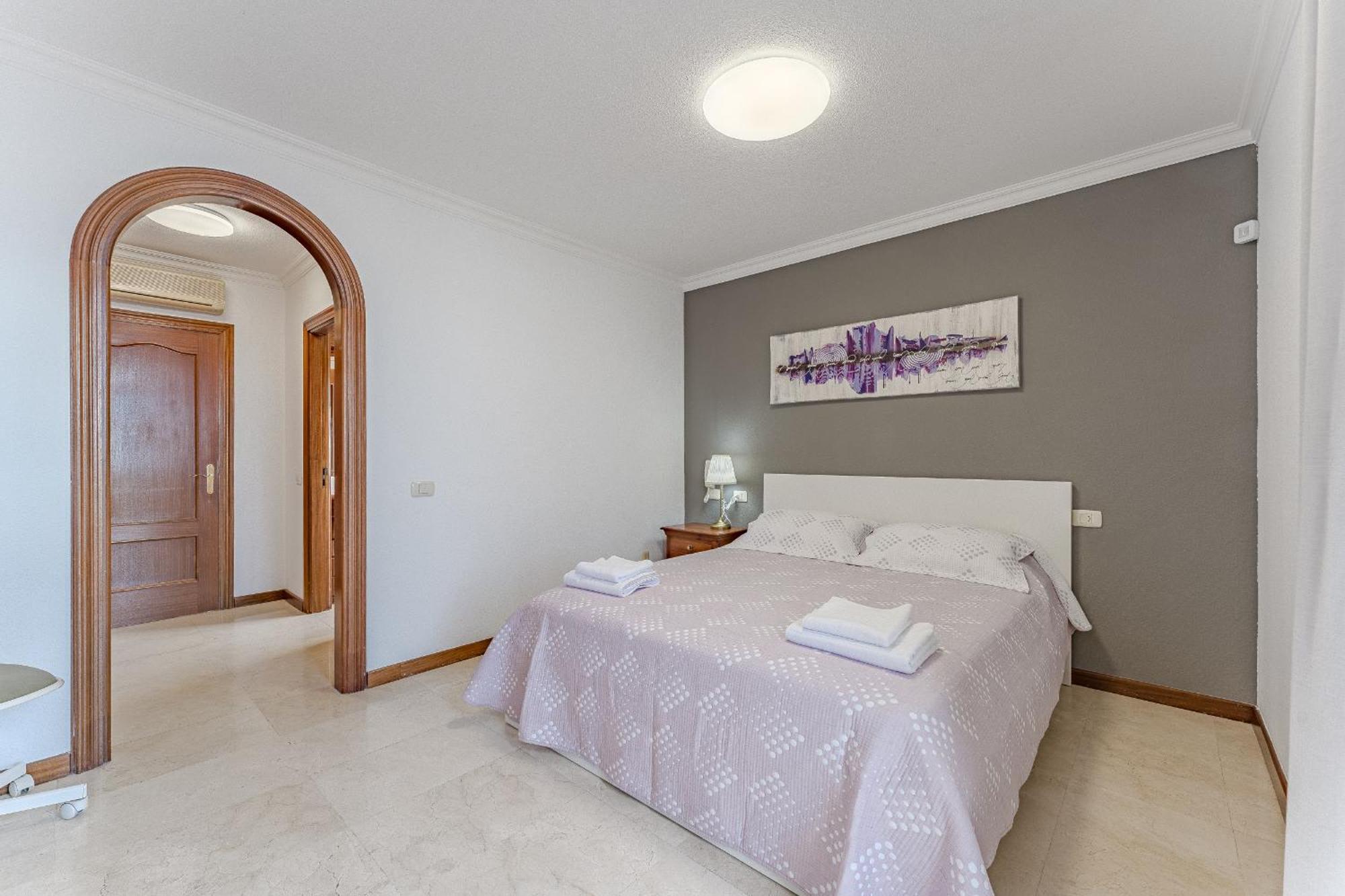 Hébergement de vacances - 3 Bedroom House With Pool