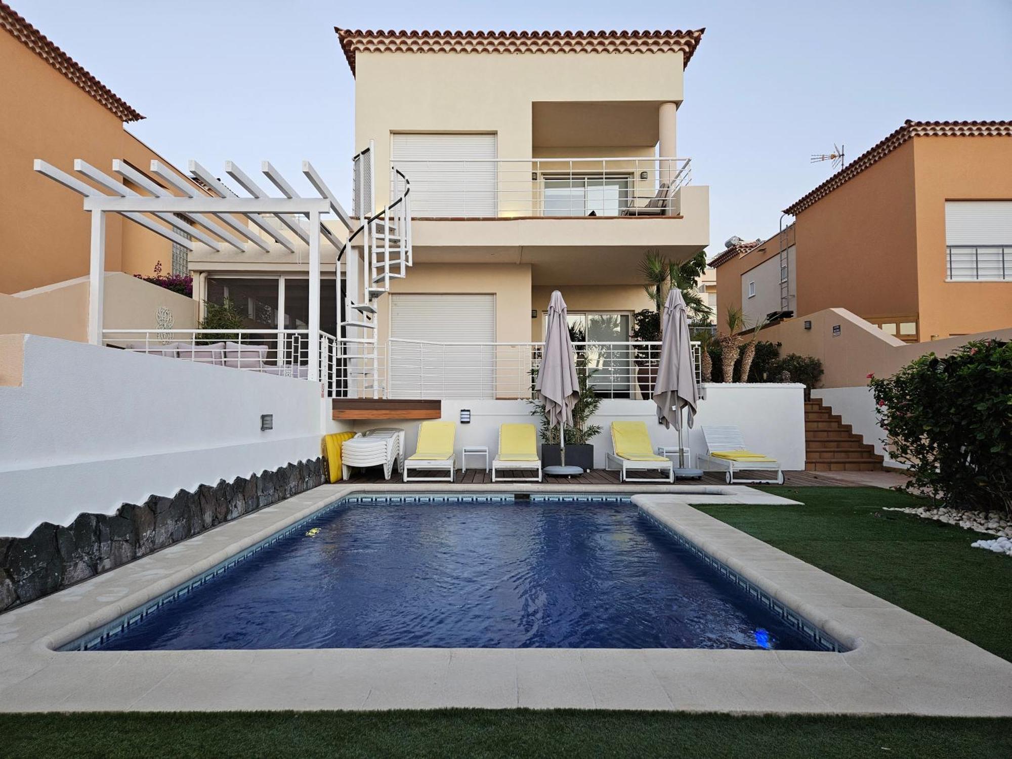 My Island Escape - Sea Views - Private Pool, Sauna Villa *