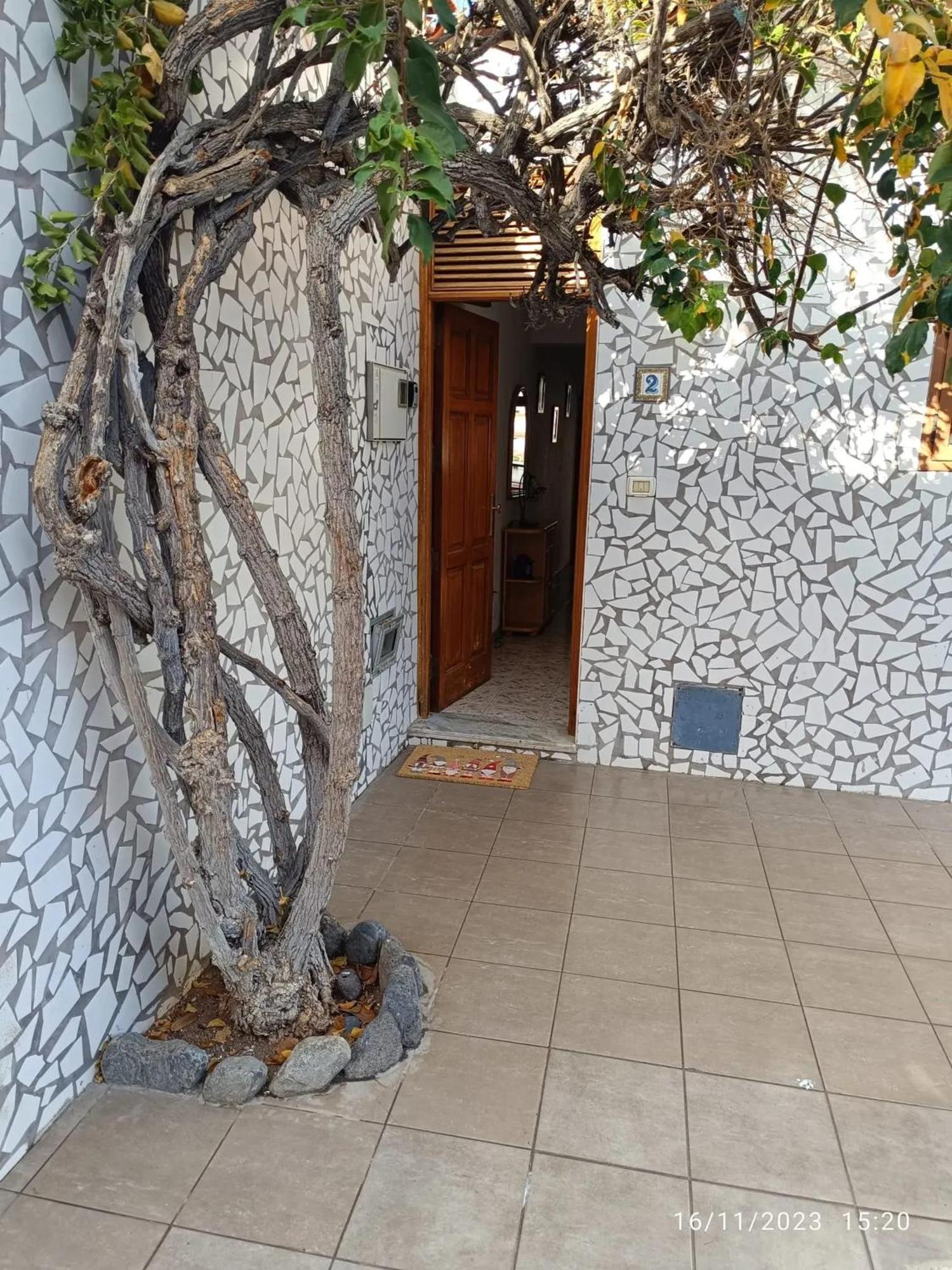 Picturesque In 1 Bedroom Near Beaches *