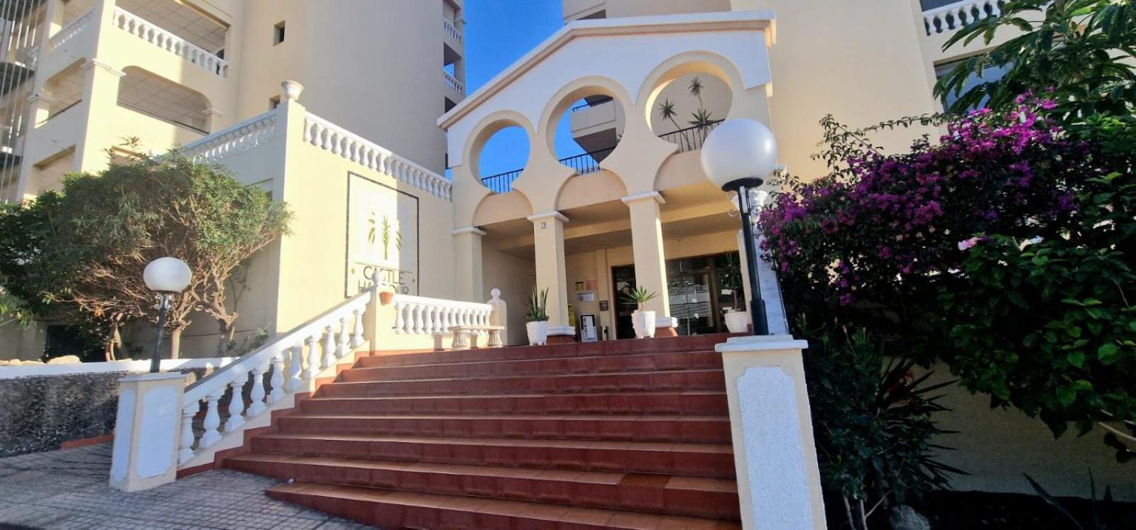 Apartment Spacious 3-bedroom Duplex With Heated Pool & Ocean View In Castle Harbour, Arona
