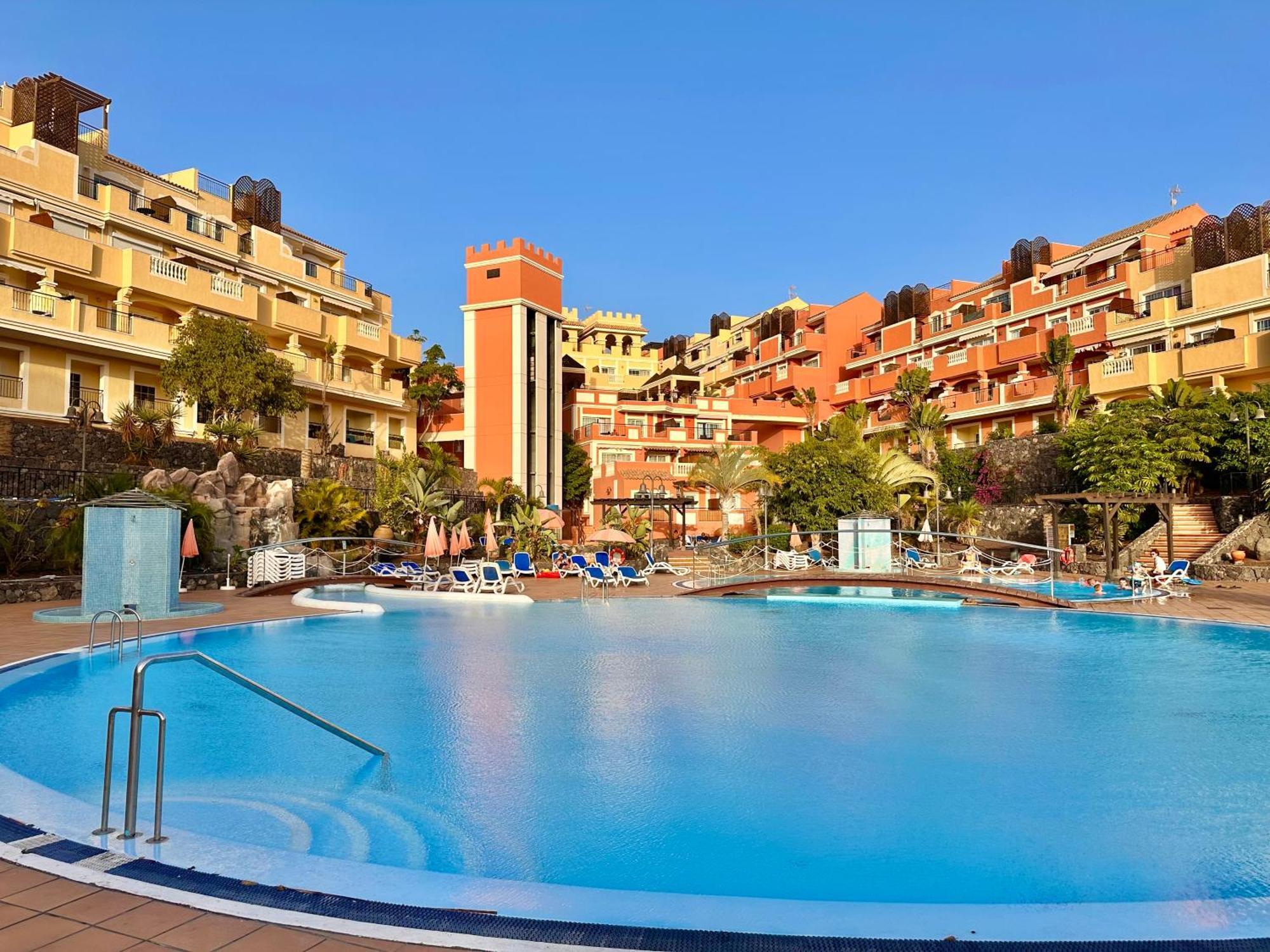 Sunny & Heated Pool