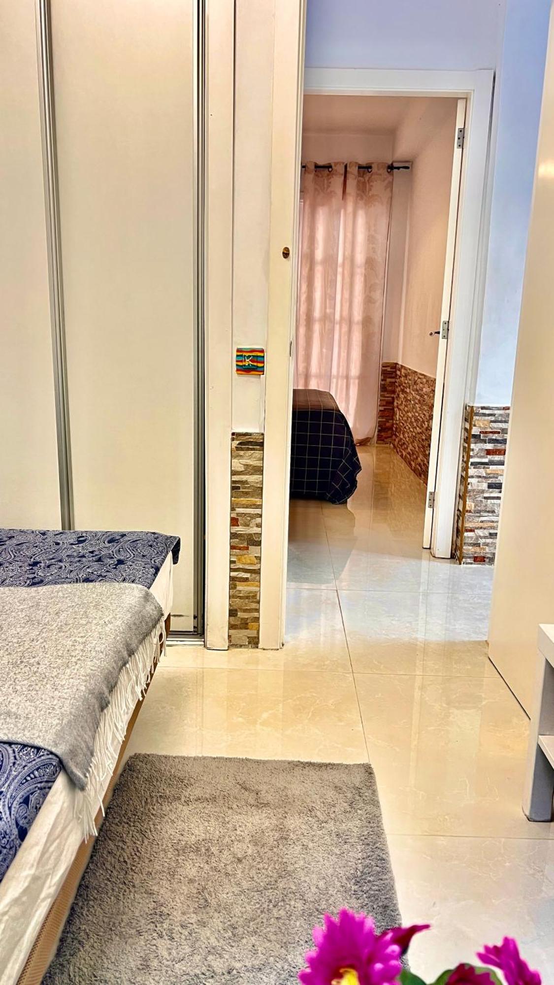 Cozy Two Bed Apartment. *
