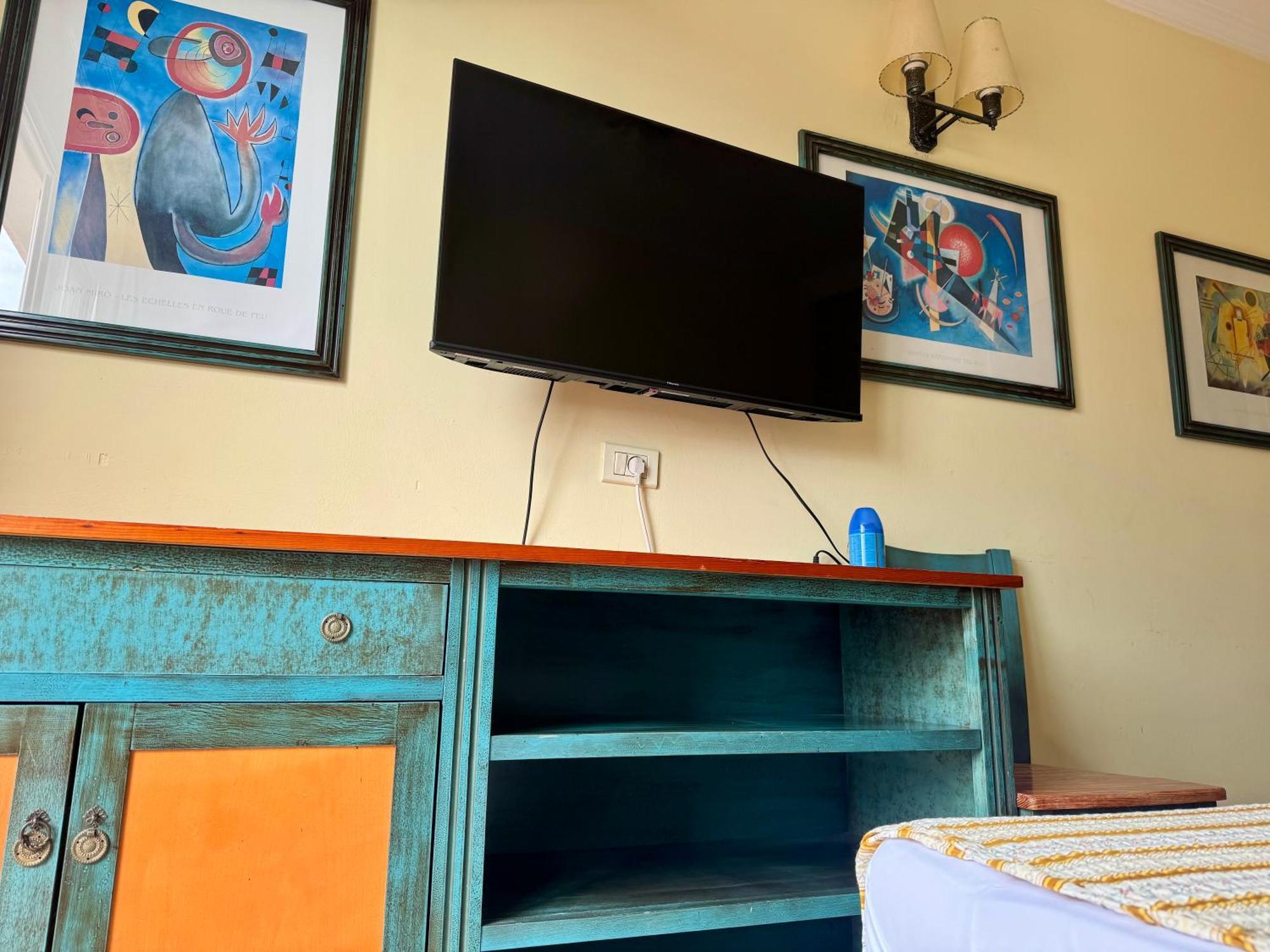 Prime Americas Getaway - With Huge Private Terrace & Pool Access Apartamento